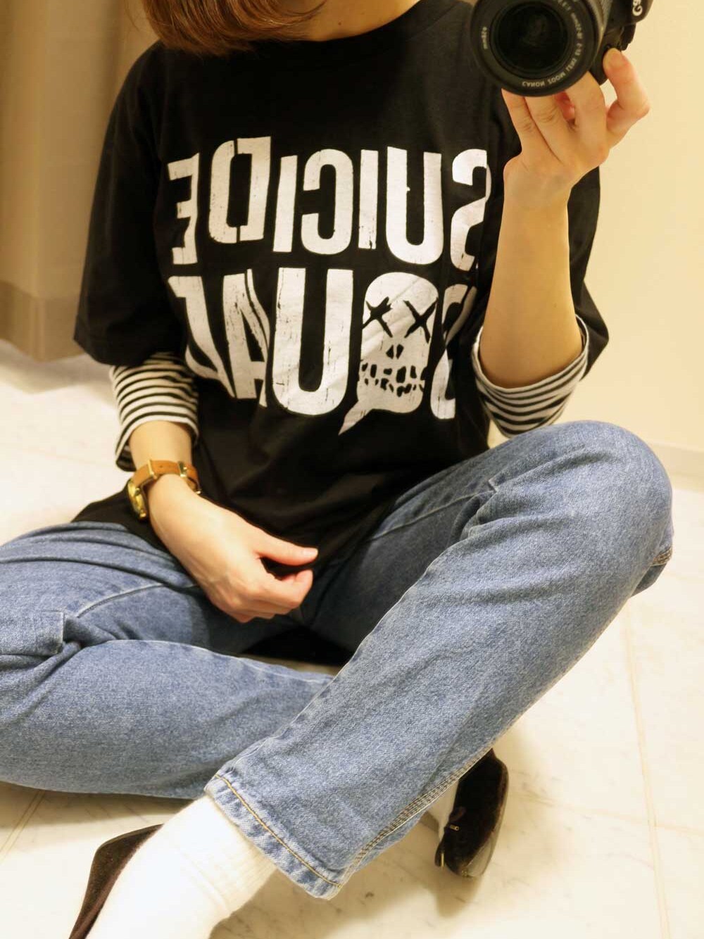 ブラック系のTシャツ/カットソーを着用したレディースの秋コーディネートの1枚目の写真