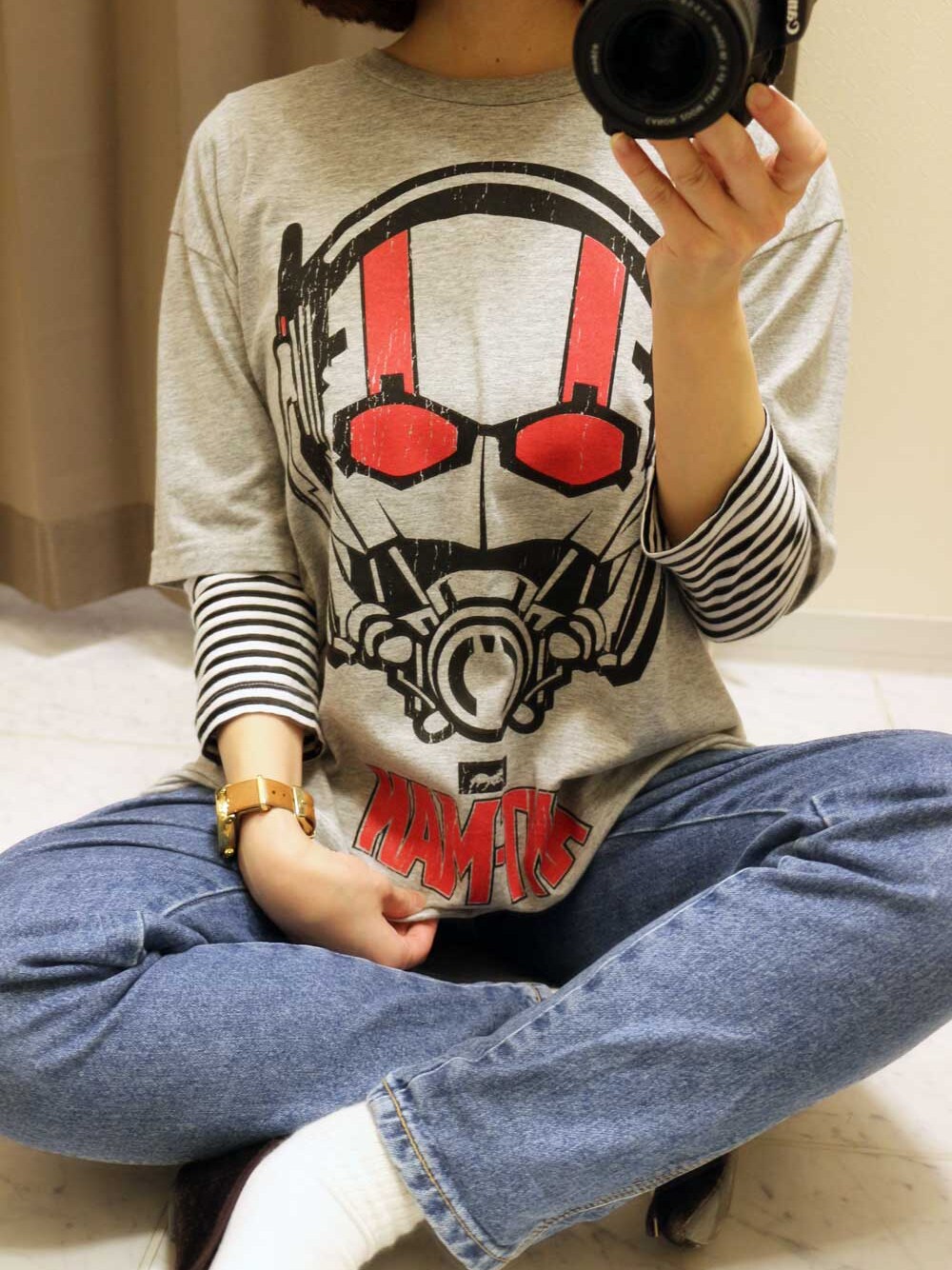 グレー系のTシャツ/カットソーを着用したレディースの秋コーディネートの1枚目の写真