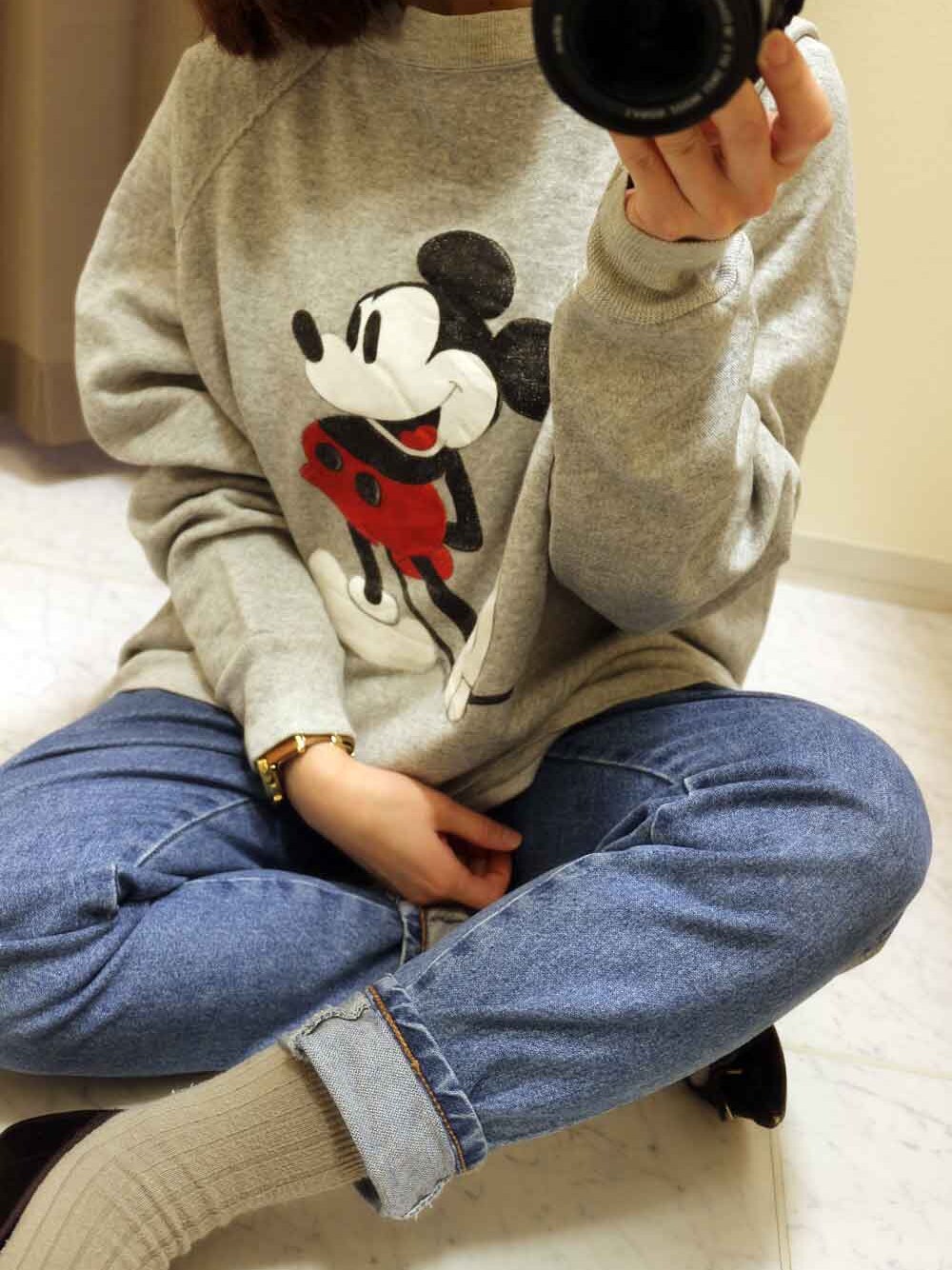 ホワイト系のTシャツ/カットソーを着用したレディースの秋コーディネートの1枚目の写真