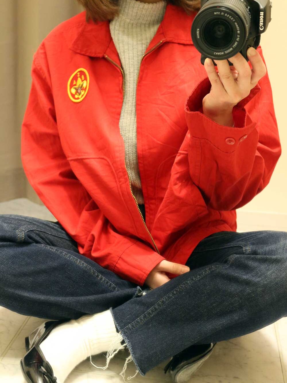 ホワイト系のTシャツ/カットソーを着用したレディースの冬コーディネートの1枚目の写真
