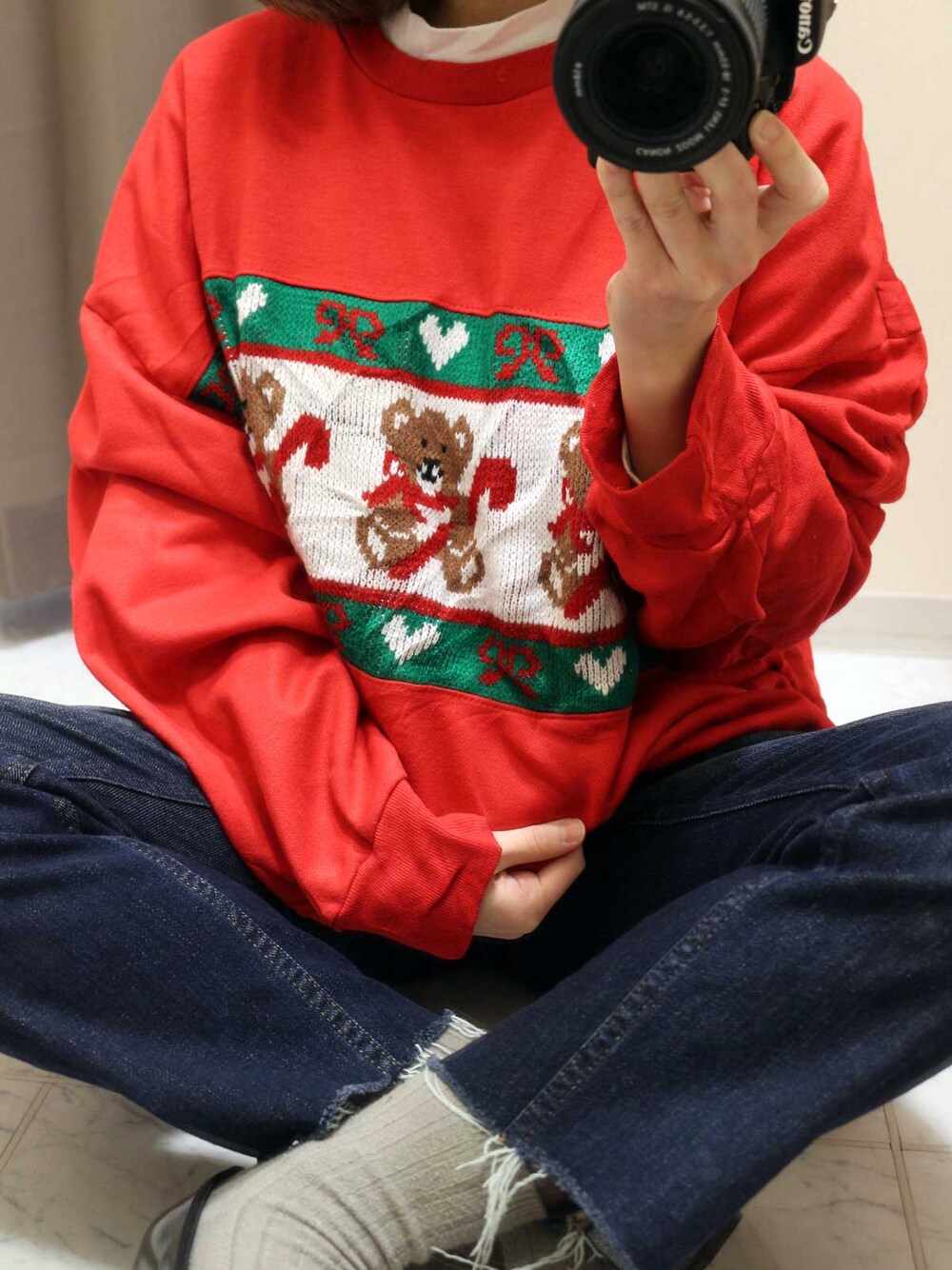 ホワイト系のTシャツ/カットソーを着用したレディースの冬コーディネートの1枚目の写真