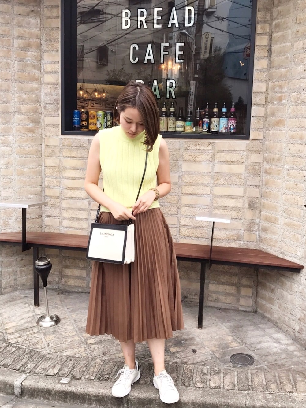 「UR20th_UR、UR20th_KBF、UR20th_ROSSO、秋コーデ、大人カジュアル、スニーカーコーデ、オトナ女子、BALENCIAGA、プリーツスカート、ノースリーブニット」｜「LAGUNAMOONのModernプリーツフレアースカート（スカート、ブラウン系）」を使った、sayaさん（レディース・163cm）の秋コーディネートの1枚目の写真