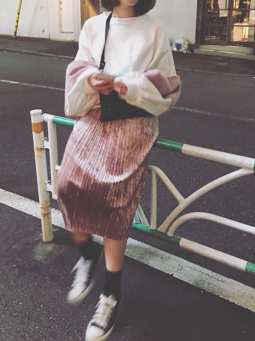 「プチプラ、秋、converse、ベロア、ピンク、ダスティピンク、pink、GU、代官山、ストリート」｜「GUのアイテム（スカート、ピンク系）」を使った、sayaさん（レディース・163cm）の秋コーディネートの1枚目の写真