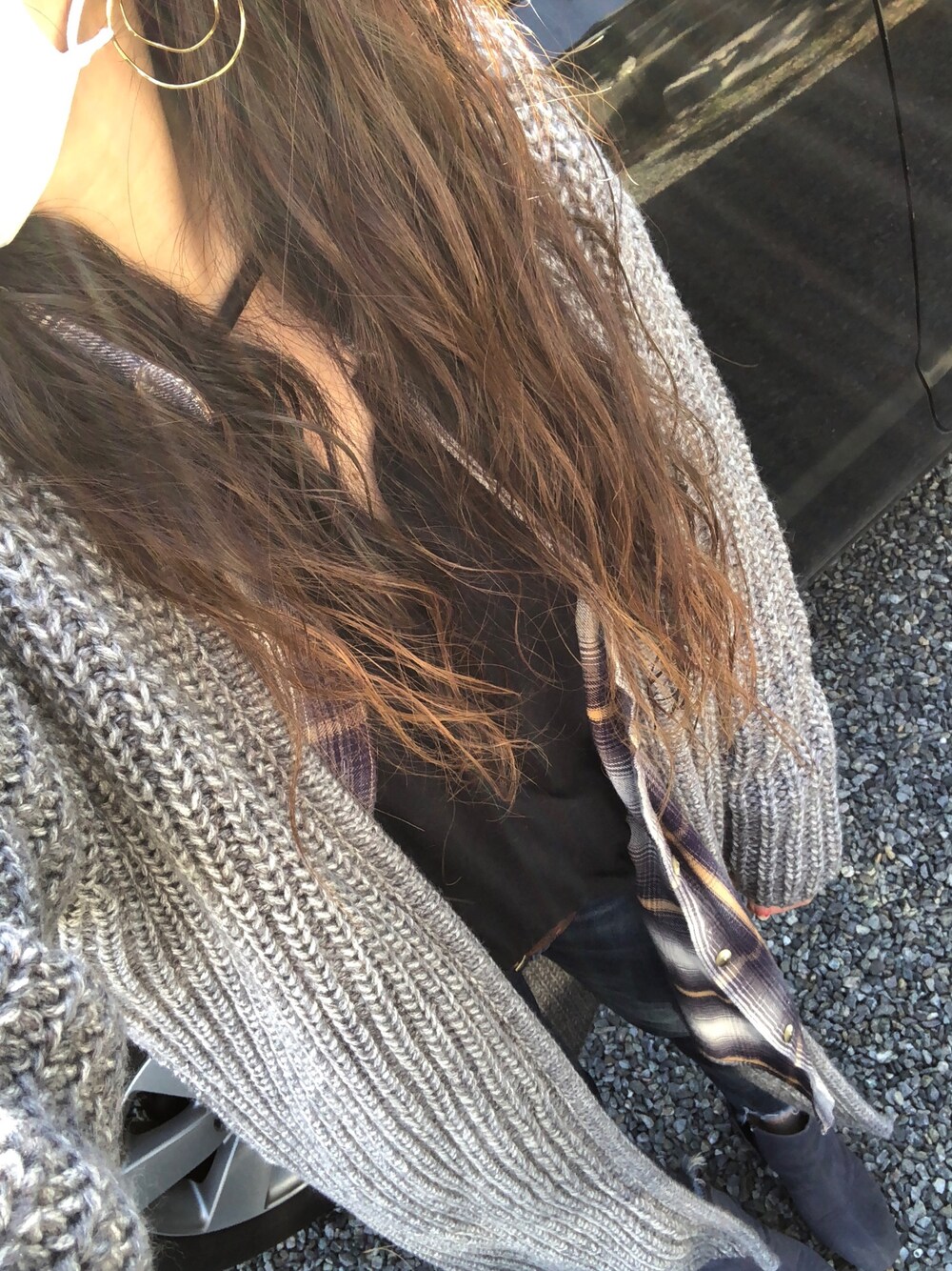 グレー系のカーディガン/ボレロ、ブルー系のシャツ/ブラウス、ブルー系のTシャツ/カットソーを着用したレディースの秋コーディネートの1枚目の写真