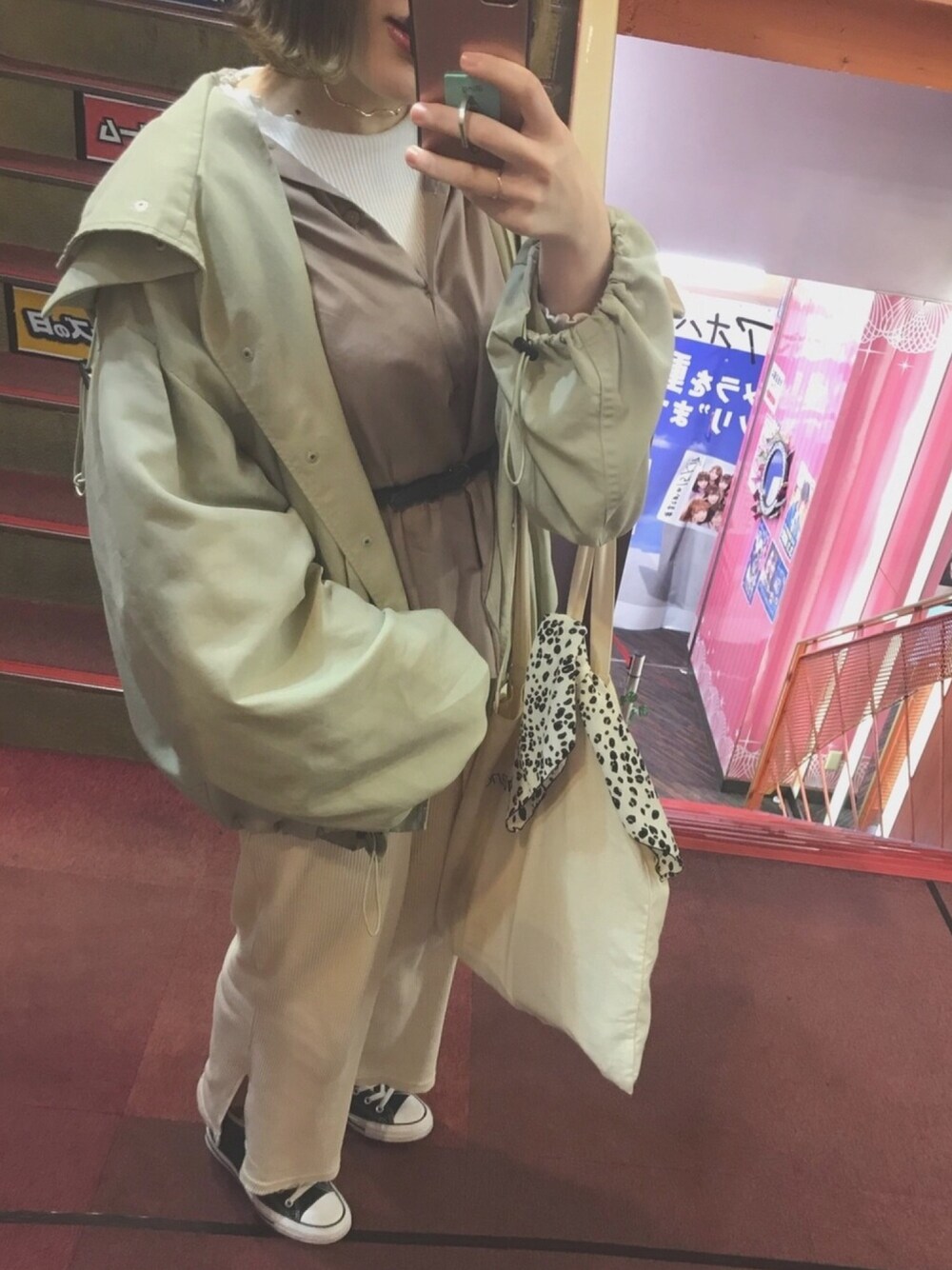 「レオパード、ニットパンツ、Kastane、ベルト、converse、カジュアルコーデ、おしゃれさんと繋がりたい、プチプラコーデ、いいね、save、フォローお願いします🤑、パステル映える春」｜「Kastaneのアイテム（ナイロンジャケット、ベージュ系）」を使った、と も かさん（レディース・160cm）の春コーディネートの1枚目の写真