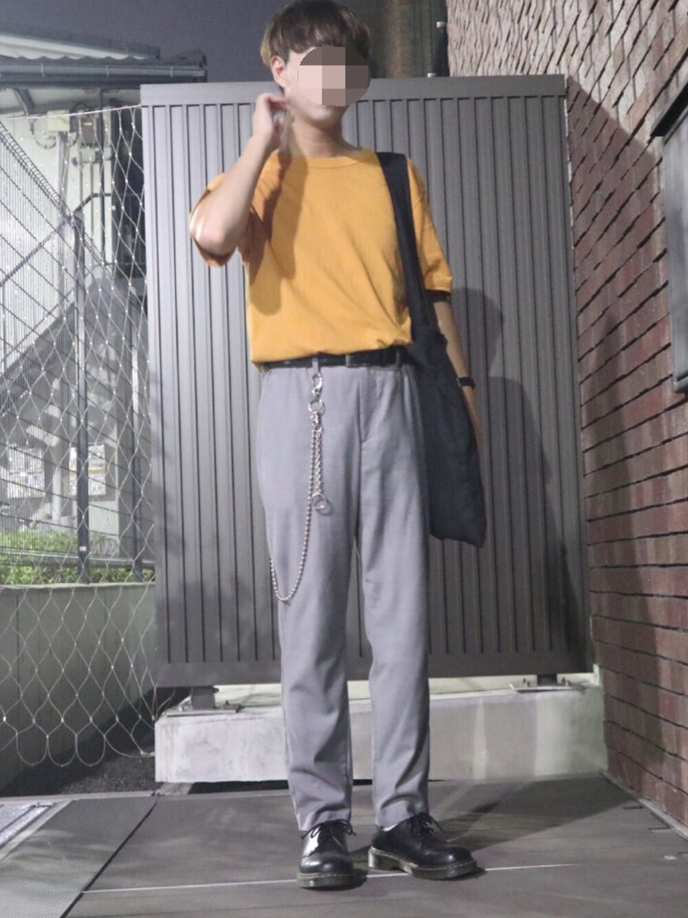 「シンプル、きれいめカジュアル、マスタード、タックイン、グレー、革靴、Tシャツ、ユニクロ、テーパードパンツ、スラックス」｜「UNIQLOのクルーネックT（半袖）（Tシャツ/カットソー、イエロー系）」を使った、ka2kiさん（メンズ・168cm）の夏コーディネートの1枚目の写真