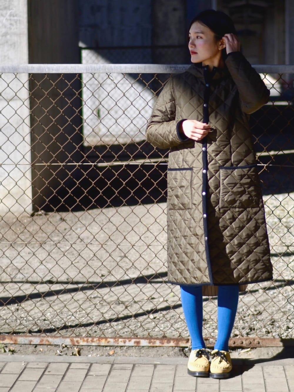 ブラウン系のジャケット/アウター、ブラウン系のブーツを着用したレディースの冬コーディネートの1枚目の写真