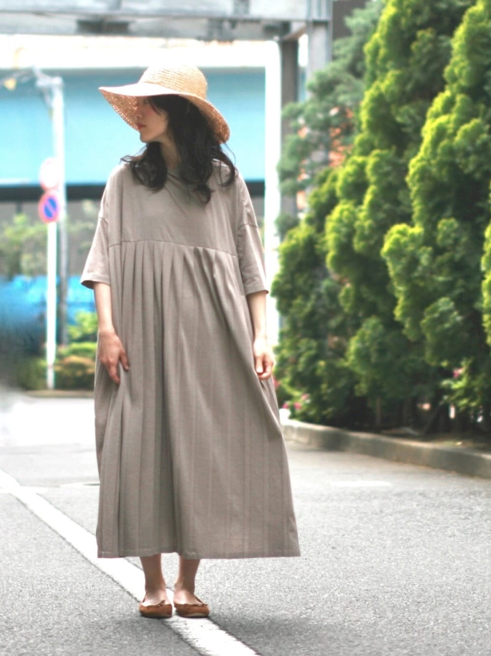 ベージュ系のワンピース、ブラウン系のパンプス、ホワイト系のCDを着用したレディースの春コーディネートの1枚目の写真