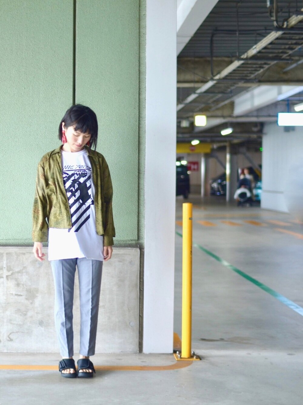 ホワイト系のTシャツ/カットソー、グリーン系のシャツ/ブラウス、グレー系のその他パンツを着用したレディースの夏コーディネートの1枚目の写真