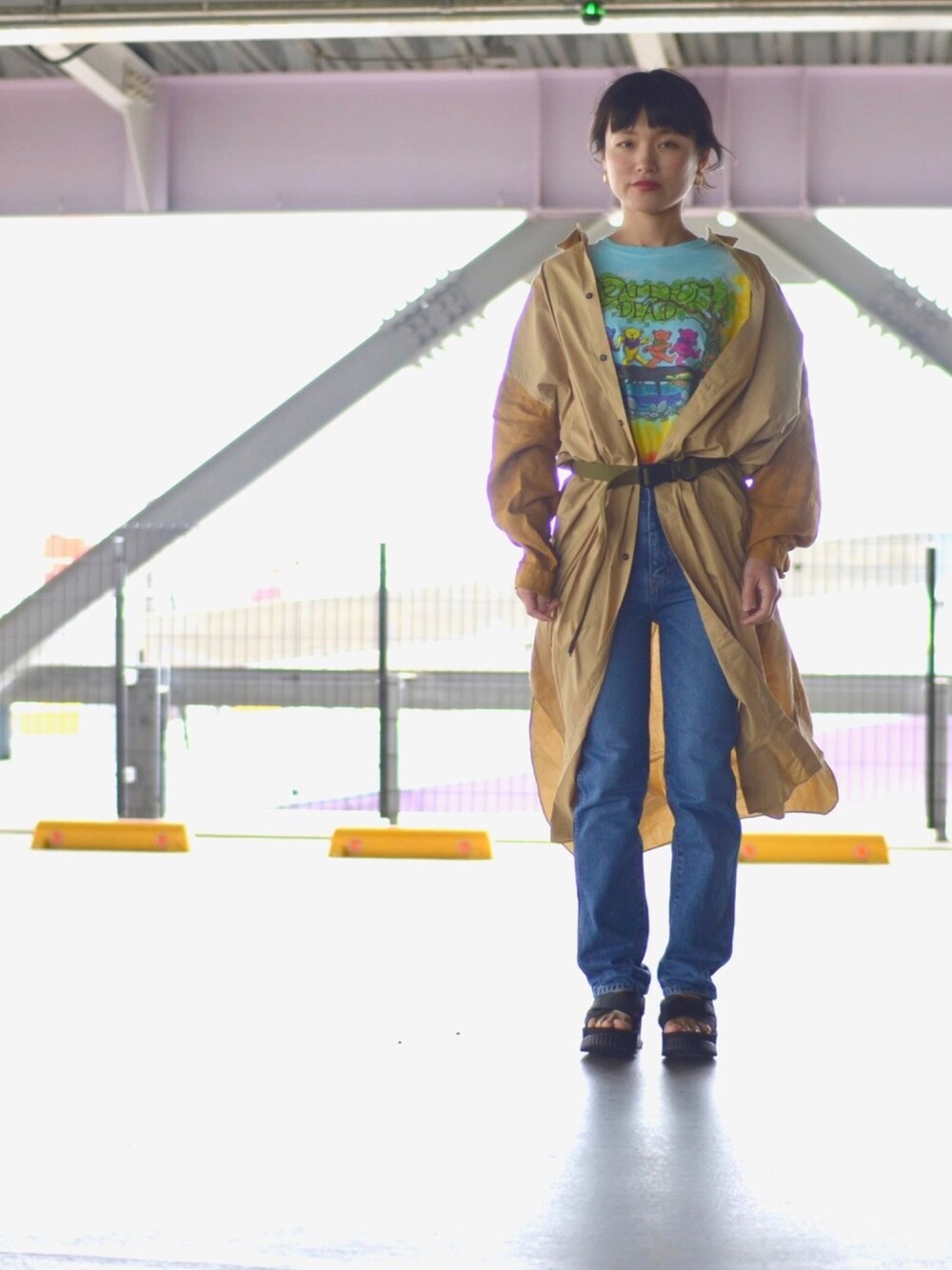 イエロー系のTシャツ/カットソー、ベージュ系のシャツワンピース、ブルー系のデニムパンツを着用したレディースの夏コーディネートの1枚目の写真