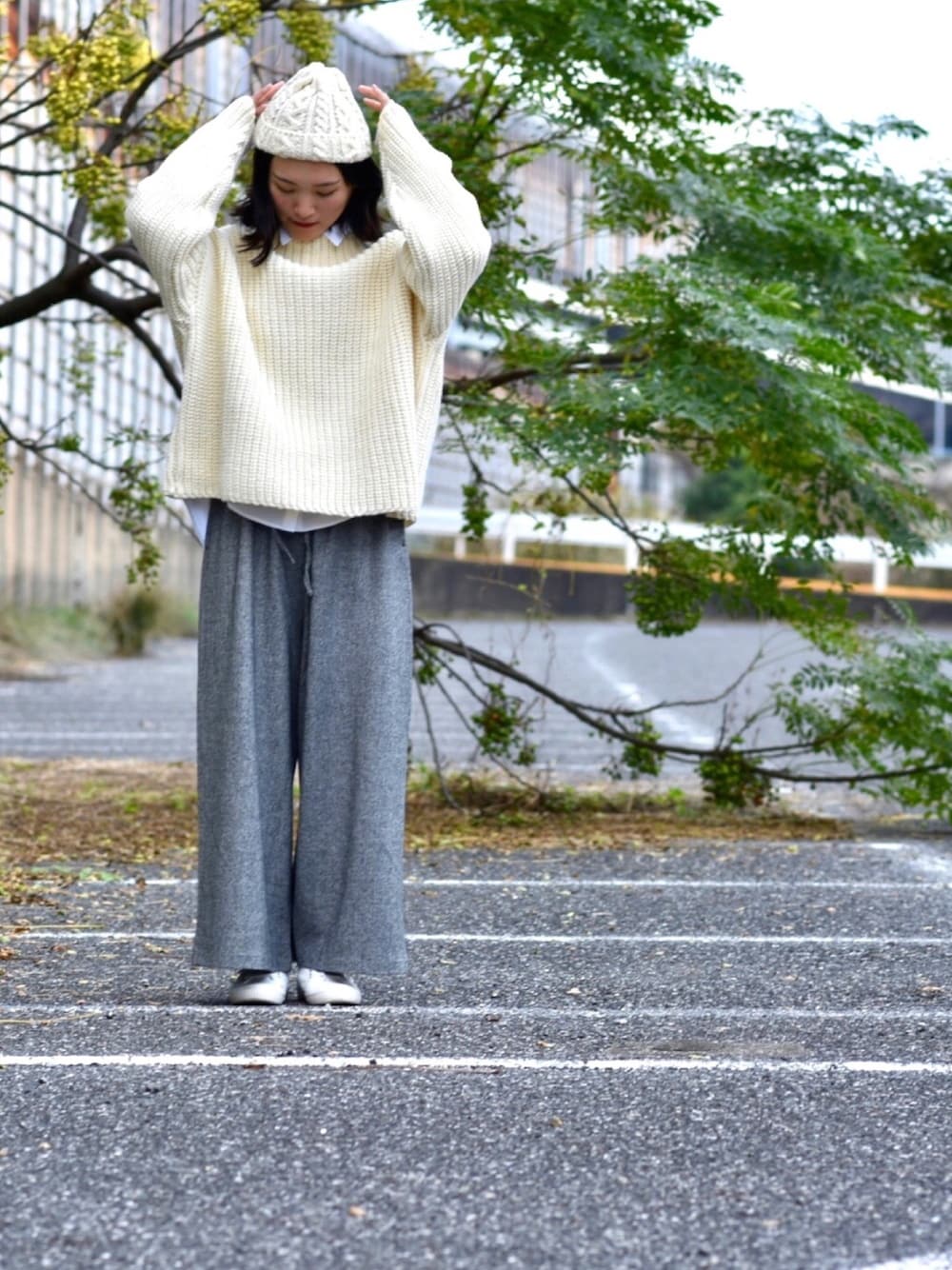 ホワイト系のニット/セーター、グレー系のその他パンツ、ホワイト系のニットキャップ/ビーニーを着用したレディースの秋コーディネートの1枚目の写真