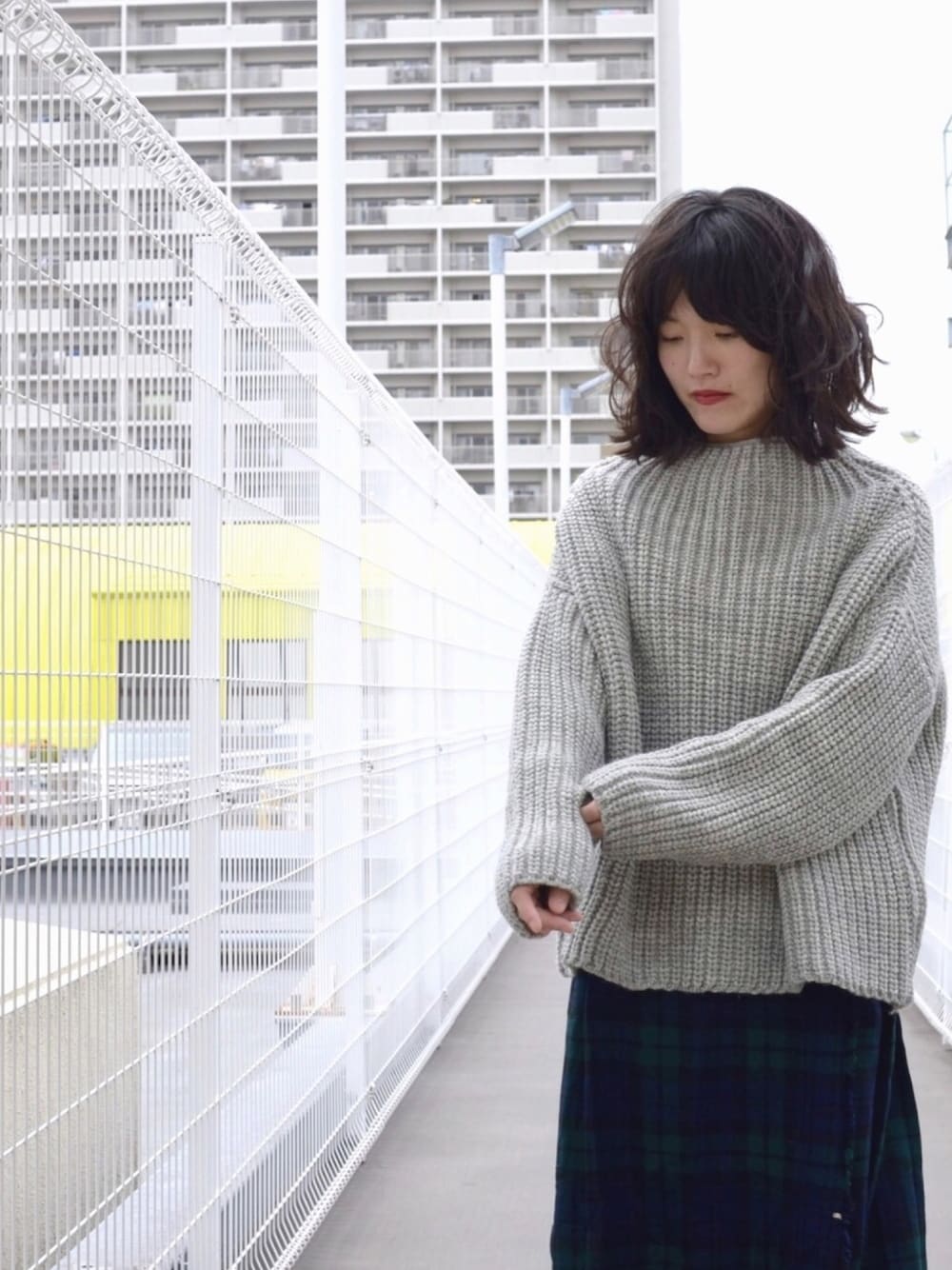 グレー系のニット/セーター、シルバー系のCDを着用したレディースの冬コーディネートの1枚目の写真