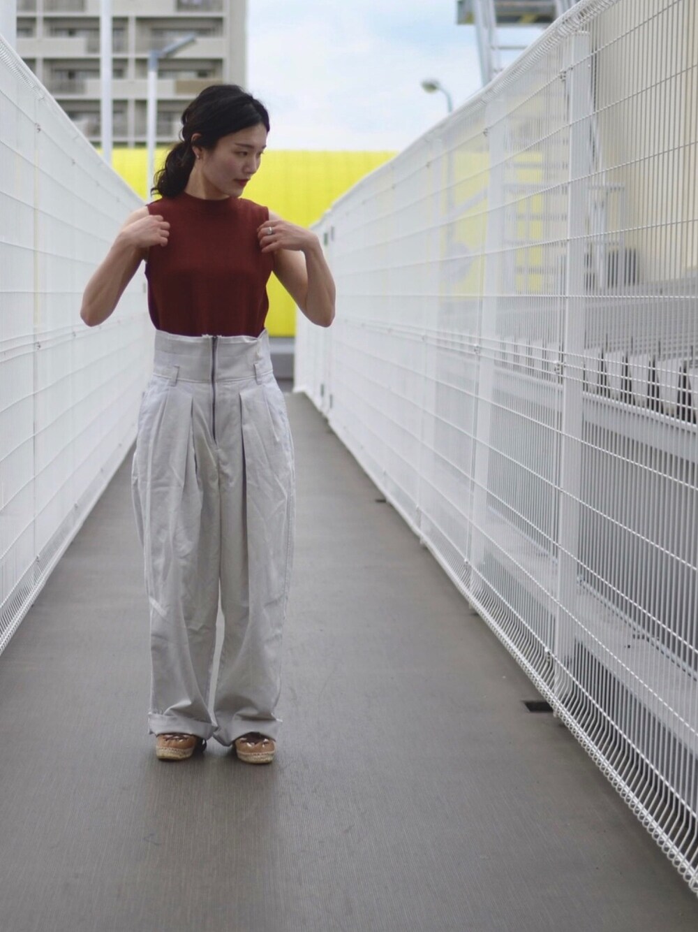 レッド系のトップス、ホワイト系のパンツ、ホワイト系のCDを着用したレディースの秋コーディネートの1枚目の写真