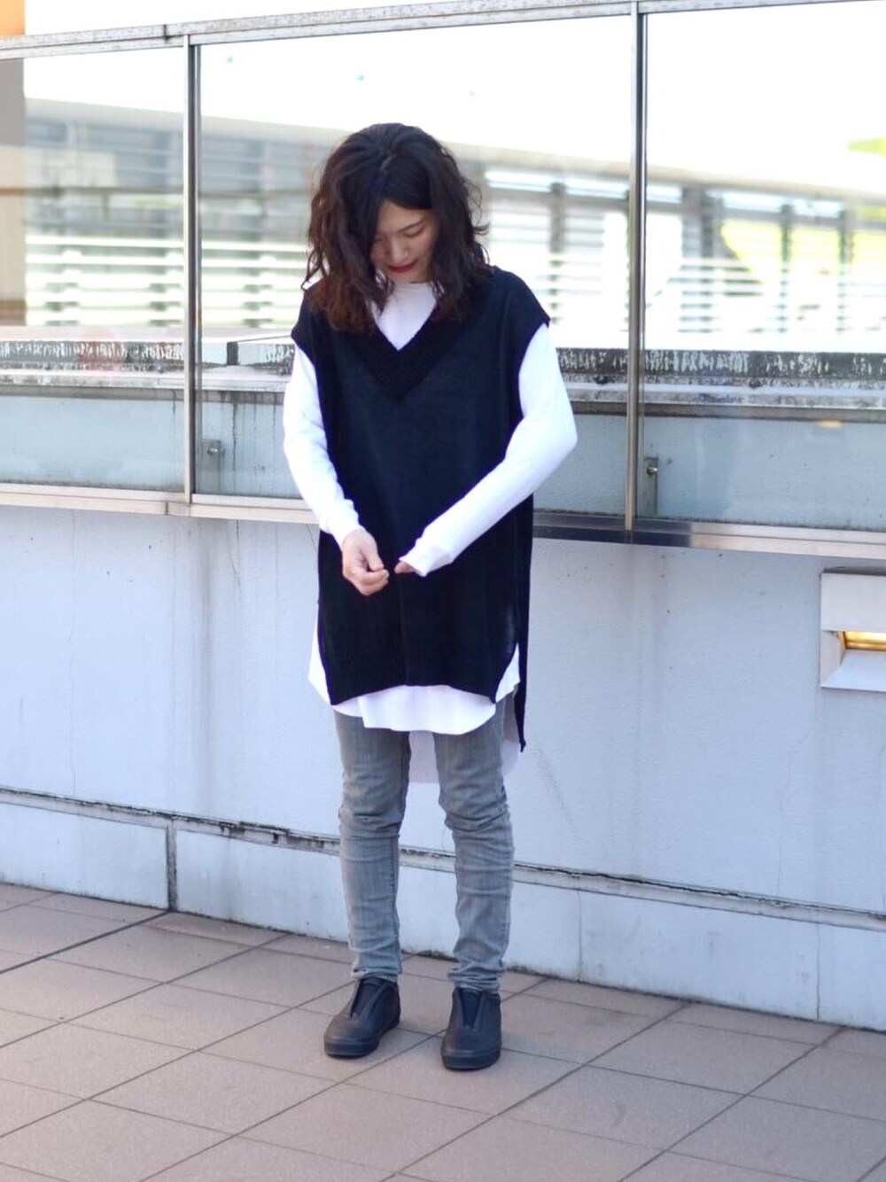 ホワイト系のTシャツ/カットソー、ブラック系のベスト、グリーン系のCDを着用したレディースの春コーディネートの1枚目の写真