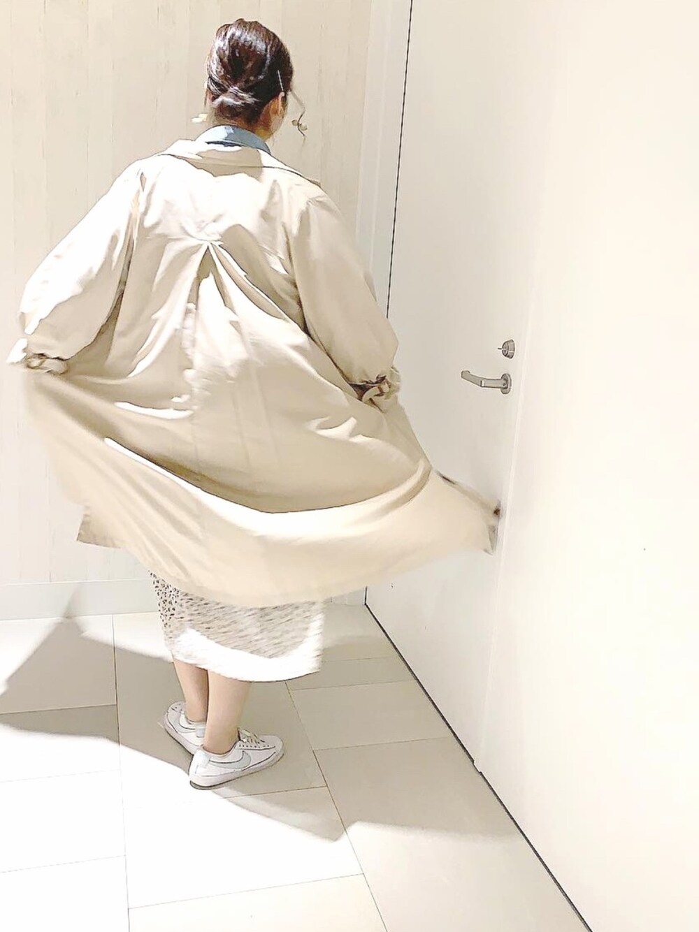 「札幌、友達と、卒業旅行、きれいめカジュアル」｜「RAY CASSINのアイテム（トレンチコート、ベージュ系）」を使った、saCHiyoさん（レディース・167cm）の春コーディネートの1枚目の写真