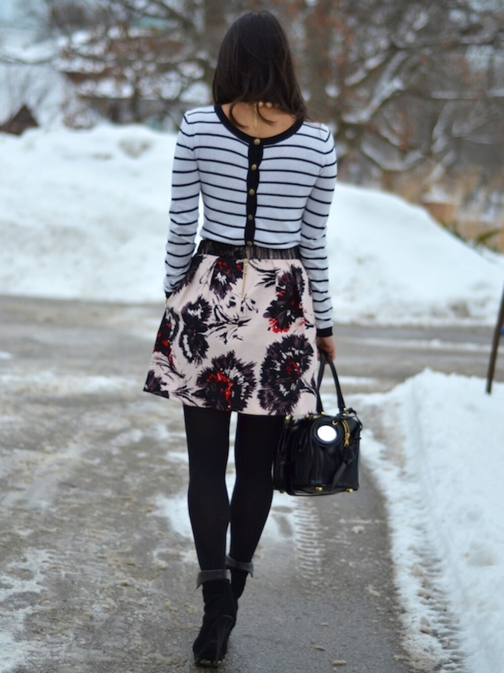 「BAG、BALENCIAGA、cardigan、Peter Som、satchel、skirt、sweater」｜Christine Petricさん（レディース）の冬コーディネートの1枚目の写真