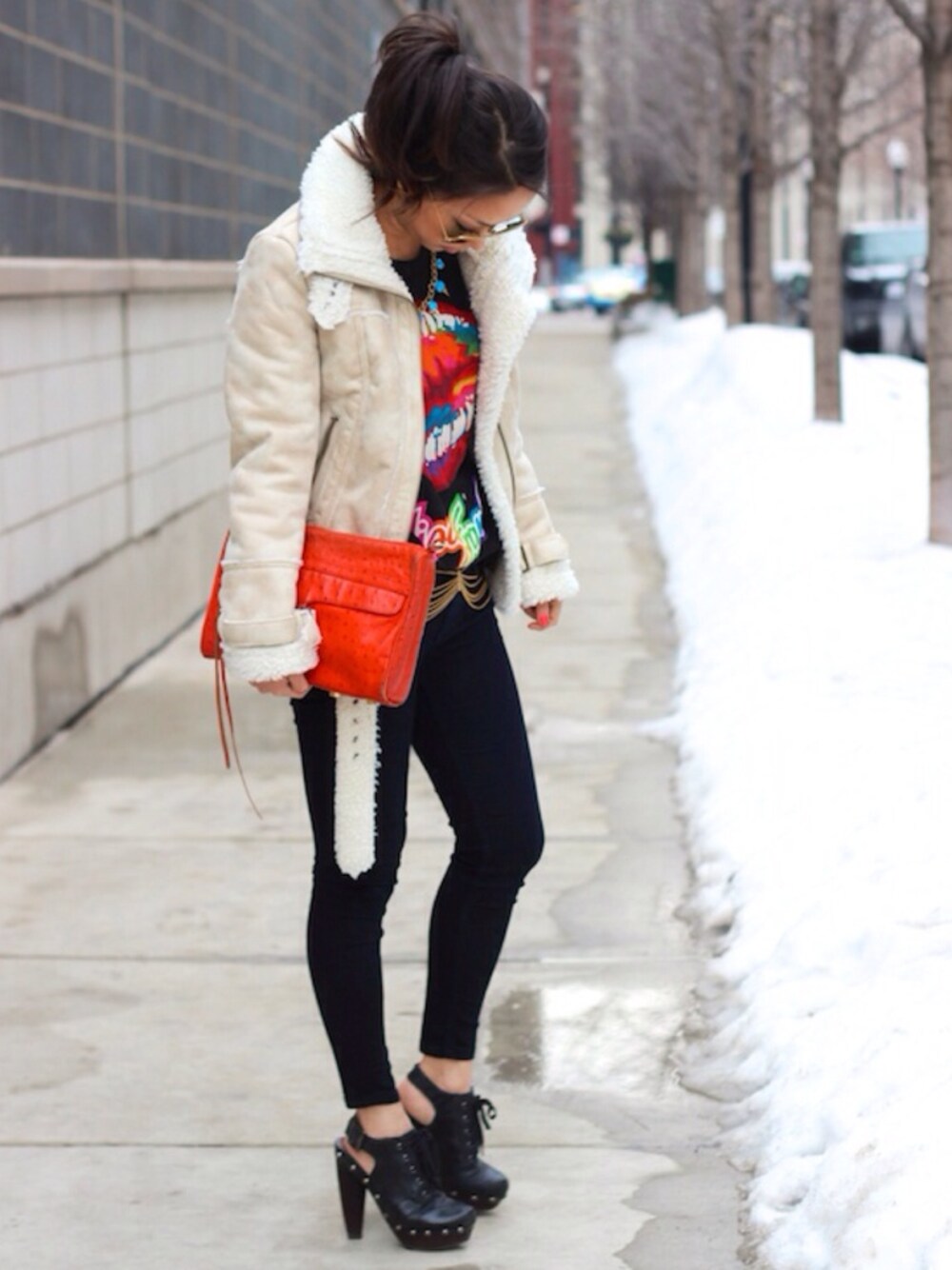 「asos、BAG、bomber、Hudson Jeans、jacket 、jeans、muscle、REBECCA MINKOFF、T-SHIRT、urban outfitters」｜Christine Petricさん（レディース）の春コーディネートの1枚目の写真