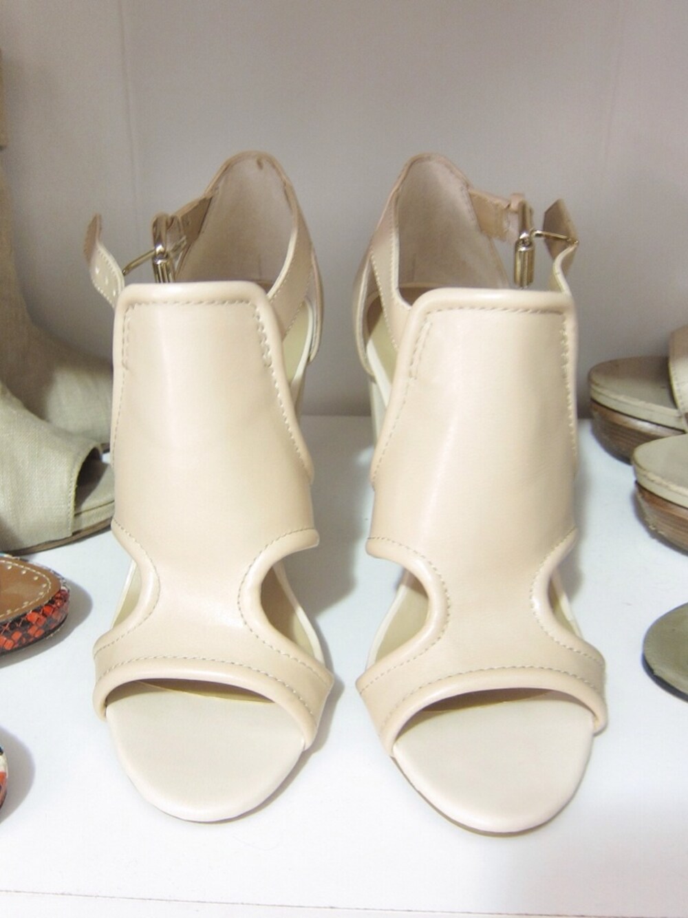 「sandals、sole society」｜Christine Petricさん（レディース）の春コーディネートの1枚目の写真