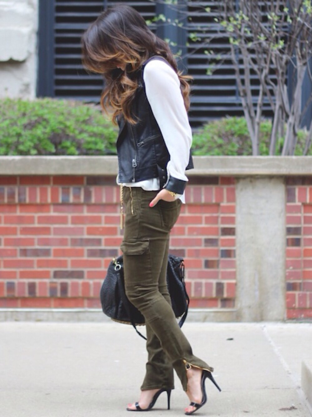 「Alexander Wang、Ankle、ankle strap、BAG、heels、jeans、STEVE MADDEN、TOPSHOP、vest、ZARA」｜Christine Petricさん（レディース）の春コーディネートの1枚目の写真