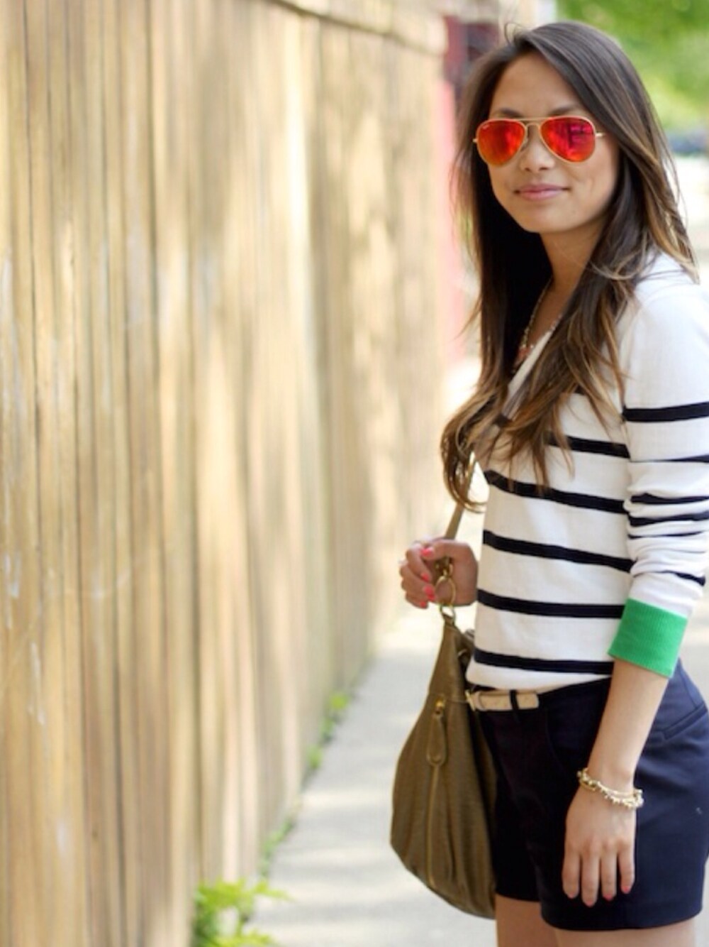 「BAG、bucket、cross-body、J.CREW、ray-ban、shorts、striped、Sunglasses、sweater、ZARA」｜Christine Petricさん（レディース）の春コーディネートの1枚目の写真