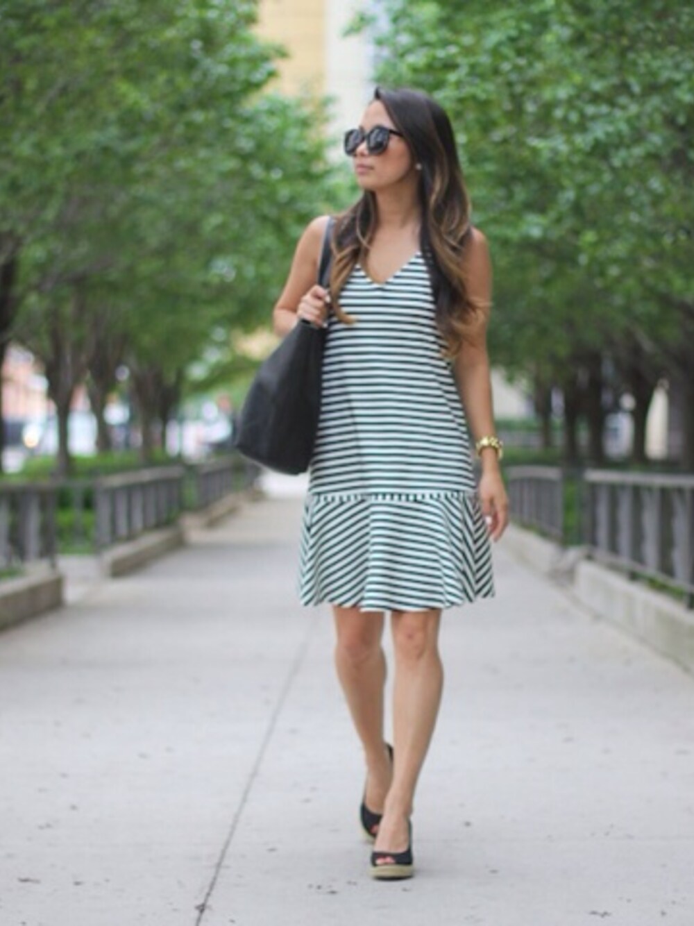 「Buckley K、dress、heels」｜Christine Petricさん（レディース）の夏コーディネートの1枚目の写真