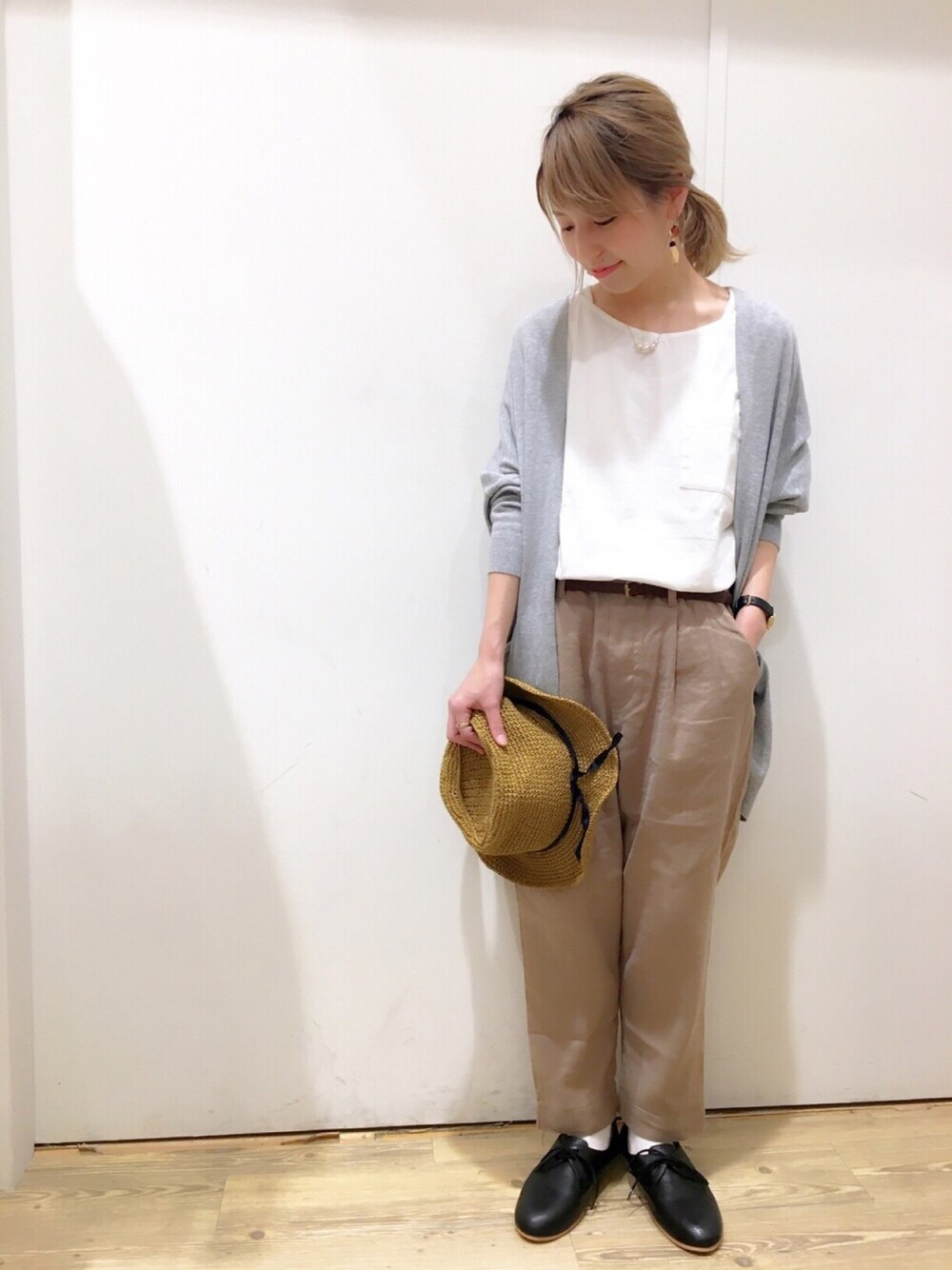 グレー系のカーディガン/ボレロ、ホワイト系のTシャツ/カットソー、ベージュ系のその他パンツを着用したレディースの春コーディネートの1枚目の写真