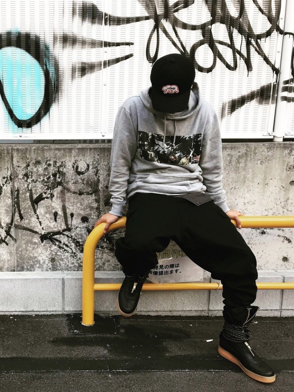 「street、大学生、NIKE、glamb、サリエルパンツ、ストリート、初投稿、大阪、AF1」｜「帽子屋のアイテム（キャップ、ブラック系）」を使った、MOCHiさん（メンズ・172cm）の冬コーディネートの1枚目の写真