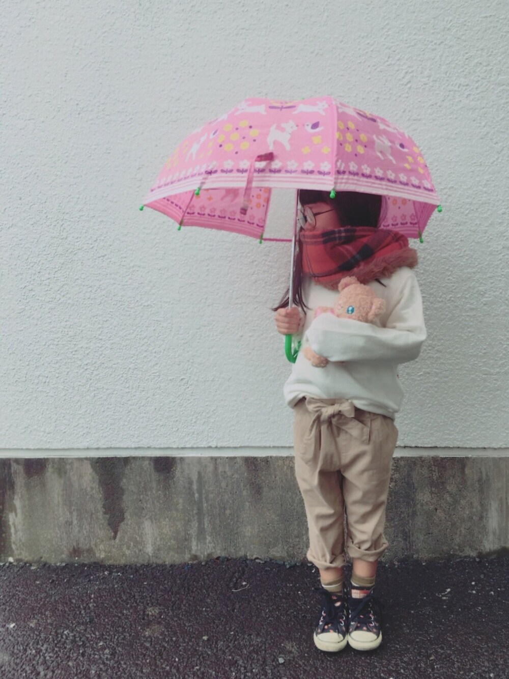 「キッズコーデ、女の子コーデ、雨の日、おんなのこ、プチプラコーデ、シンプルコーデ」｜「GLOBAL WORKの【キッズ】ストレッチテーパードパンツ17FW/764058（その他パンツ、ベージュ系）」を使った、小晴日和さん（キッズ・110cm）の秋コーディネートの1枚目の写真