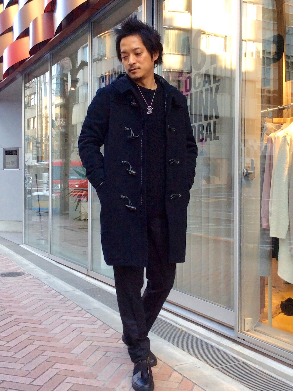 「カジュアル、ブラック、ダッフルコート、冬コーデ、キャサリンハムネット」｜「KATHARINE HAMNETT LONDON のDUFFLE COAT / ダッフルコート（ダッフルコート、ブルー系）」を使った、MURAsanさん（メンズ・176cm）の冬コーディネートの1枚目の写真