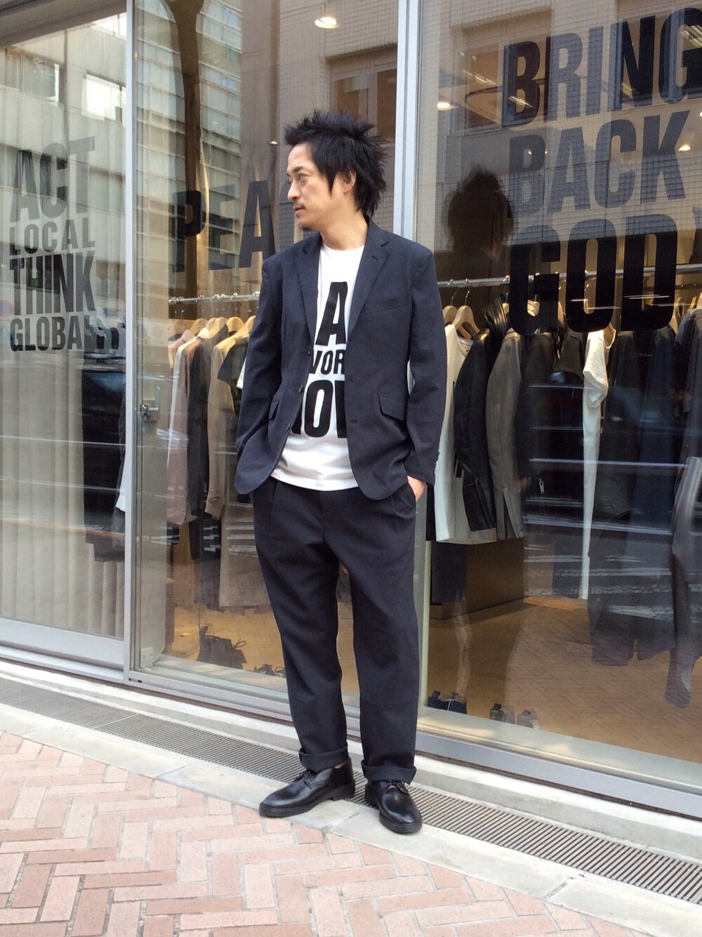 「セットアップ、キャサリンハムネット、ラフ、シンプルコーデ、メッセージTシャツ」｜「KATHARINE HAMNETT LONDON のBIG SILHOUETTE JACKET / ビッグシルエットジャケット（テーラードジャケット、ブラック系）」を使った、MURAsanさん（メンズ・176cm）の冬コーディネートの1枚目の写真