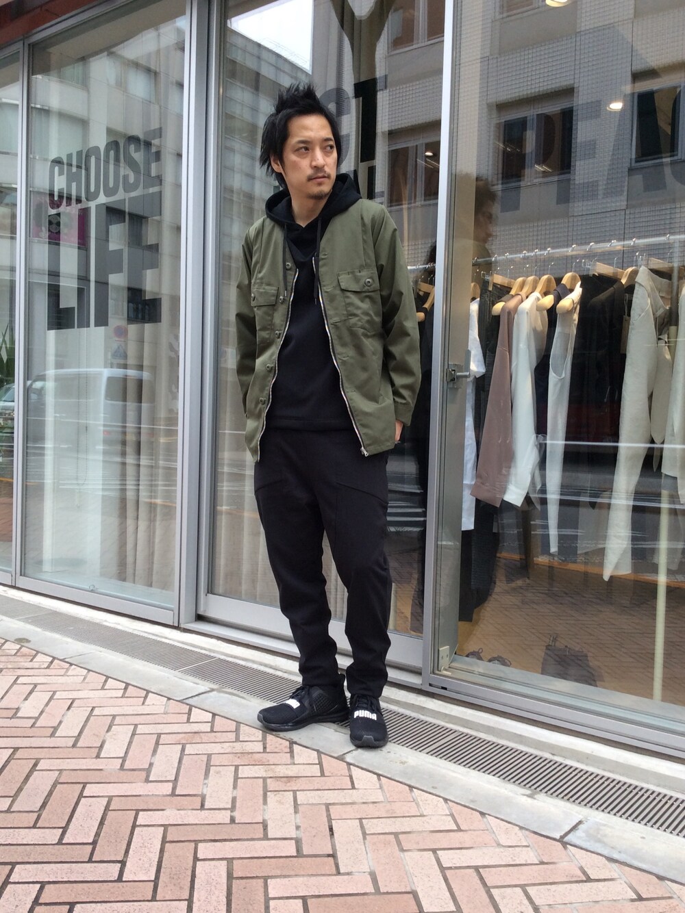 「パーカー、レイヤードスタイル、大人カジュアル、プーマ、ゆるコーデ、ハムネット、コートメール」｜「HAMNETTの【HAMNETT×COTE MER】 REMAKE SHIRT（ジャケット/アウター、グリーン系）」を使った、MURAsanさん（メンズ・176cm）の春コーディネートの1枚目の写真