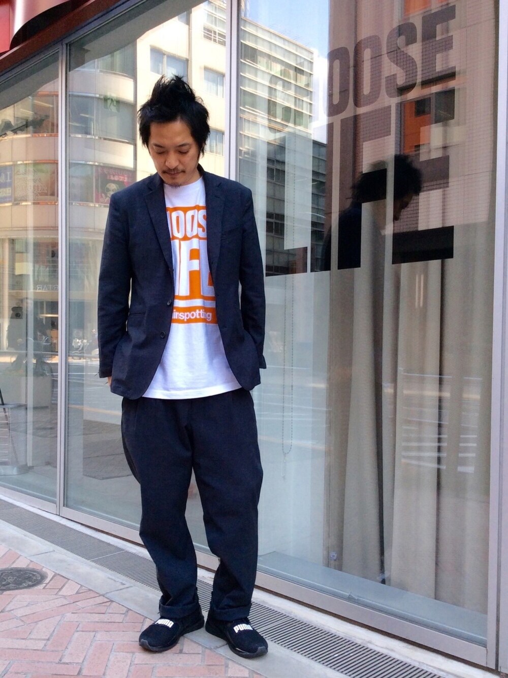 「スニーカー、キャサリンハムネット、春、カジュアルコーデ、ゆるコーデ、コラボTシャツ、T2 Trainspotting」｜「KATHARINE HAMNETT LONDON のBIG SILHOUETTE JACKET / ビッグシルエットジャケット（テーラードジャケット、ブラック系）」を使った、MURAsanさん（メンズ・176cm）の春コーディネートの1枚目の写真