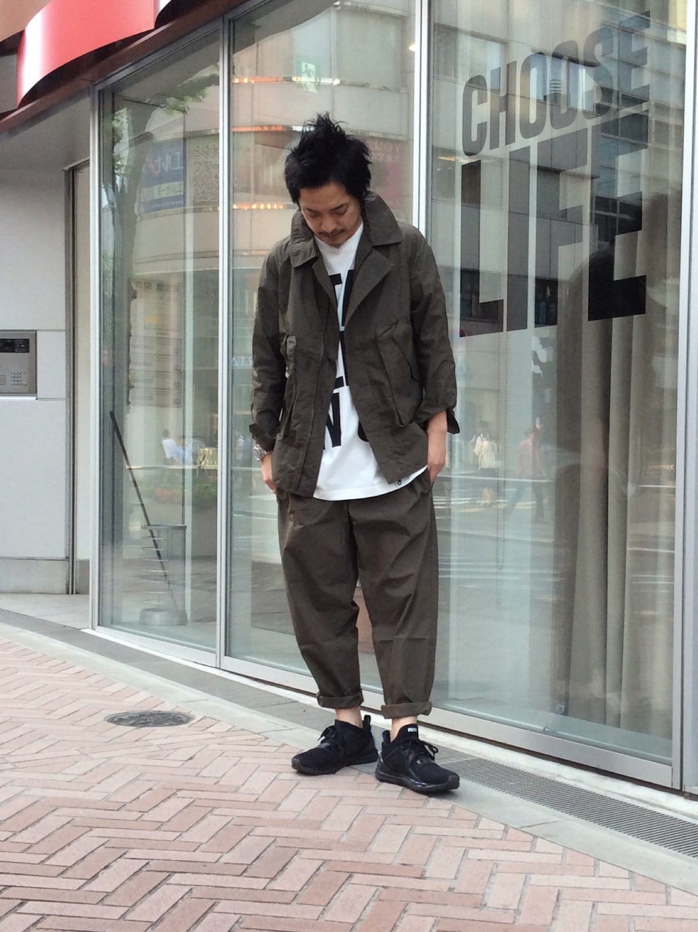 「スニーカー、Tシャツ、ストリート、キャサリンハムネット、ラフ、シンプルコーデ、プーマ、サイラス、ハムネット」｜「HAMNETTの【HAMNETT】 エアフォースジャケット / ジャケット（ブルゾン、グリーン系）」を使った、MURAsanさん（メンズ・176cm）の春コーディネートの1枚目の写真