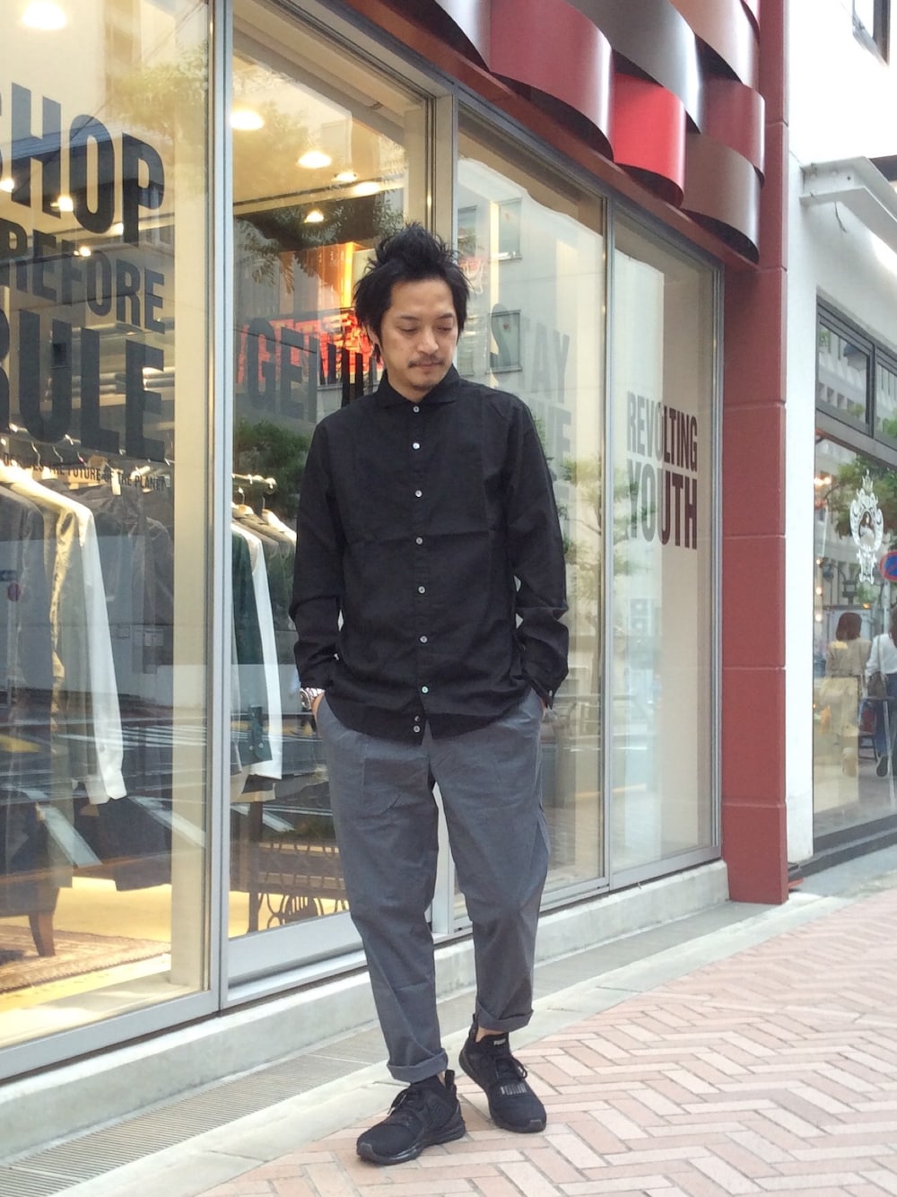 「スニーカー、キャサリンハムネット、シンプルコーデ、プーマ、夏コーデ、パナマシャツ」｜「KATHARINE HAMNETT LONDON のPANAMA SHIRT LONG / パナマシャツ LONG（シャツ/ブラウス、ブラック系）」を使った、MURAsanさん（メンズ・176cm）の春コーディネートの1枚目の写真