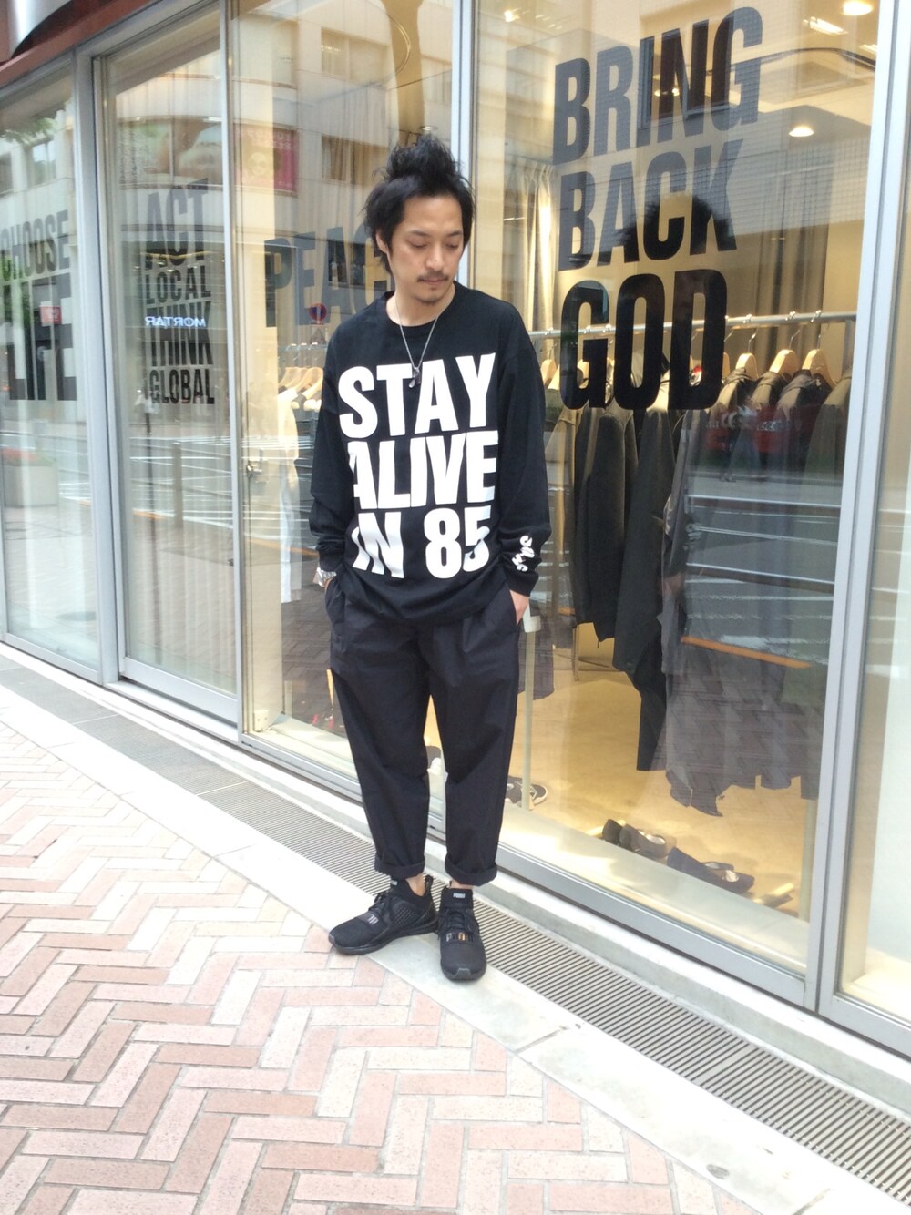 「ストリート、キャサリンハムネット、ワイドパンツ、シンプルコーデ、シンプルスタイル、ビッグT、サイラス、ハムネット」｜「KATHARINE HAMNETT LONDON の【KEH×SILAS】 STAY ALIVE IN85 LONG（Tシャツ/カットソー、ブラック系）」を使った、MURAsanさん（メンズ・176cm）の夏コーディネートの1枚目の写真