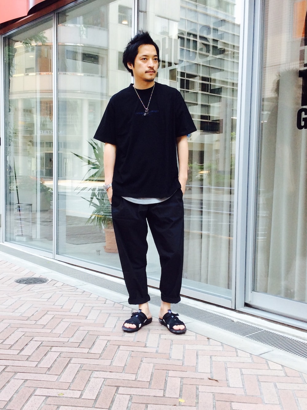 「ロゴT、Tシャツ、マーチン、キャサリンハムネット、オーバーサイズ、サンダル、シンプルコーデ、ゆるコーデ、ビッグT」｜「HAMNETTの【HAMNETT】 エアフォースパンツ / パンツ（その他パンツ、ブラック系）」を使った、MURAsanさん（メンズ・176cm）の夏コーディネートの1枚目の写真