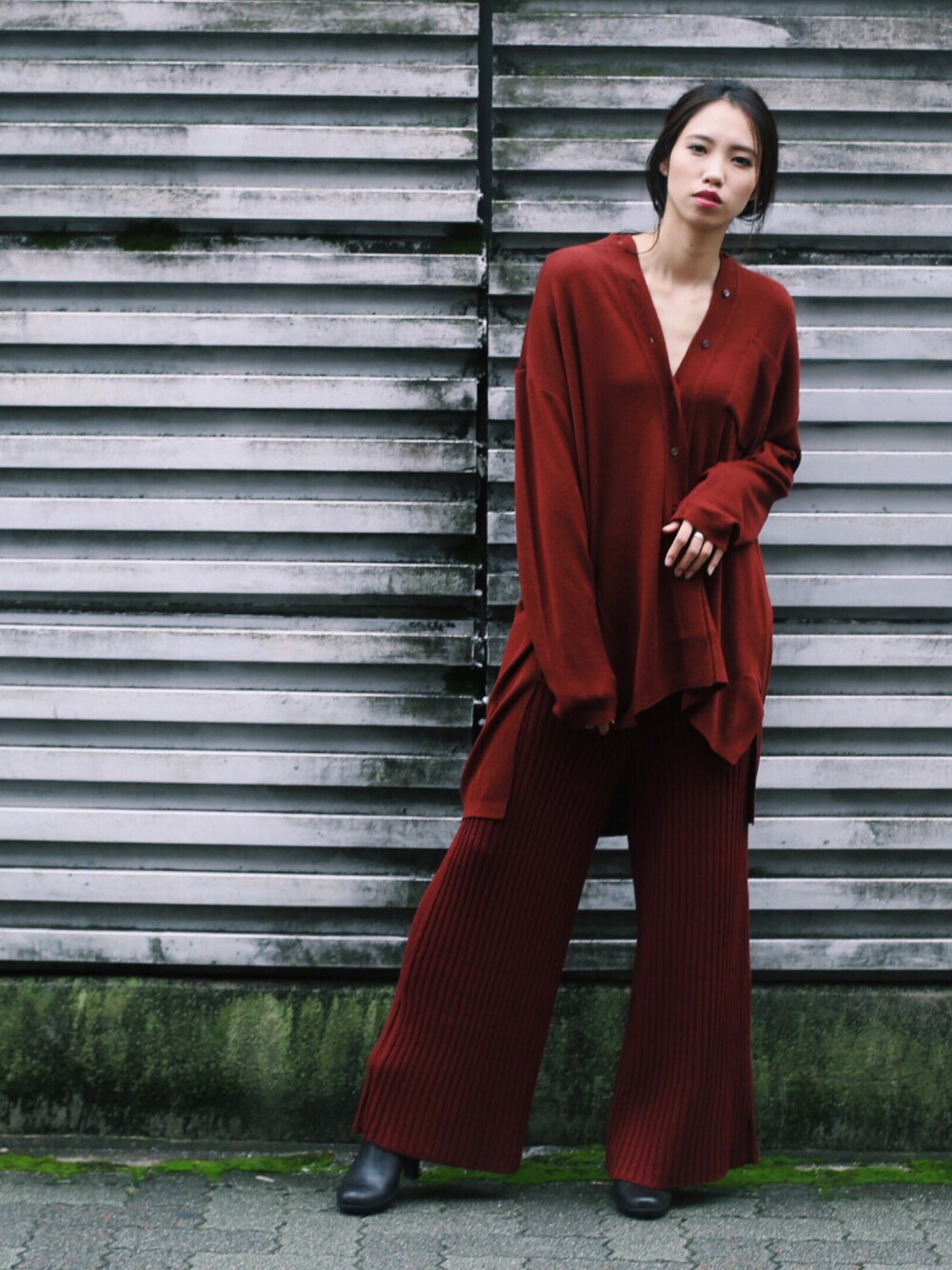 「シンプルコーデ、ラフ、ゆるコーデ、秋のコーデ、ショートブーツ、TAN、ボルドー、hairmake」｜「TANのTAN リブバギーパンツ（その他パンツ、レッド系）」を使った、takuyaishiharaさん（レディース・165cm）の秋コーディネートの1枚目の写真