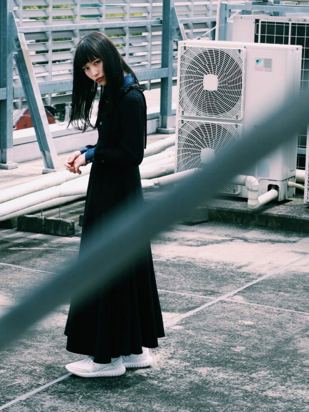 「秋コーデ、ラフ、ootd、カジュアルコーデ、大人コーデ、秋、g.v.g.v.、adidas」｜「G.V.G.V.のBOW KNOT DRESS（ワンピース/ドレス、ブラック系）」を使った、takuyaishiharaさん（レディース・158cm）の秋コーディネートの1枚目の写真