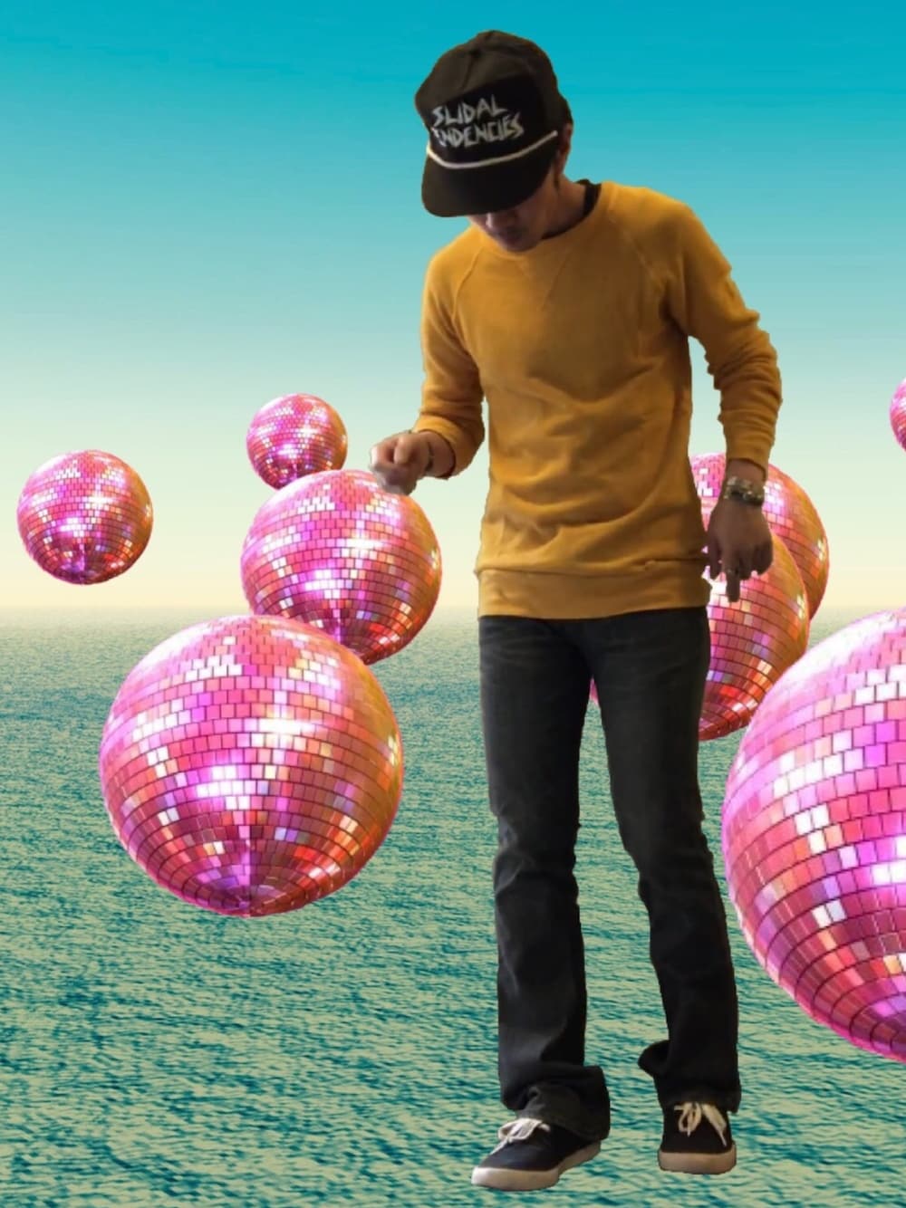 イエロー系のスウェット、ブラック系のスニーカー、ブラック系のキャップを着用したメンズの夏コーディネートの1枚目の写真