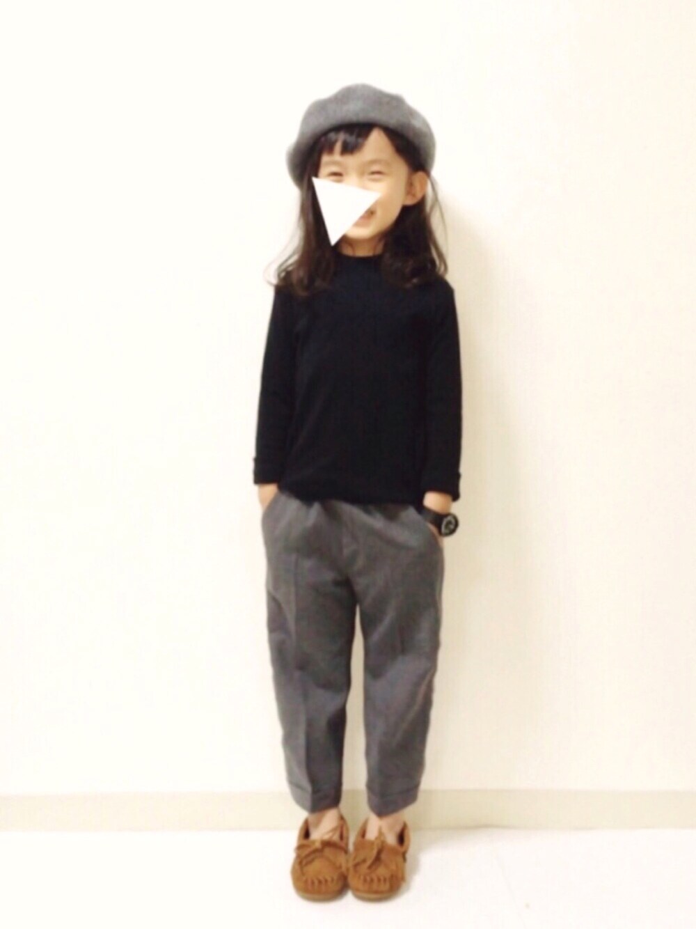 「kids、キッズコーデ、シンプル、女の子、ドレスパンツ、ベレー帽」｜「green label relaxingの【KIDS】TW パンツ（スーツパンツ、グレー系）」を使った、kannn さん（キッズ・100cm）の冬コーディネートの1枚目の写真