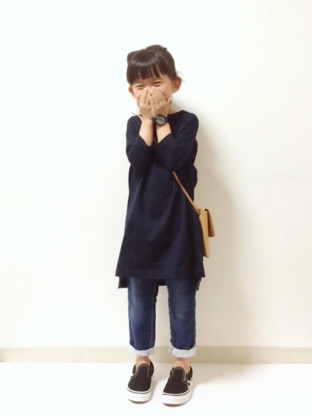 「kids、キッズコーデ、デニム、ワンピース、スリッポン、キッズファッション、カジュアル」｜「green label relaxingの【KIDS】ドビーデニムパンツ フルレングス（デニムパンツ、ブルー系）」を使った、kannn さん（キッズ・110cm）の春コーディネートの1枚目の写真