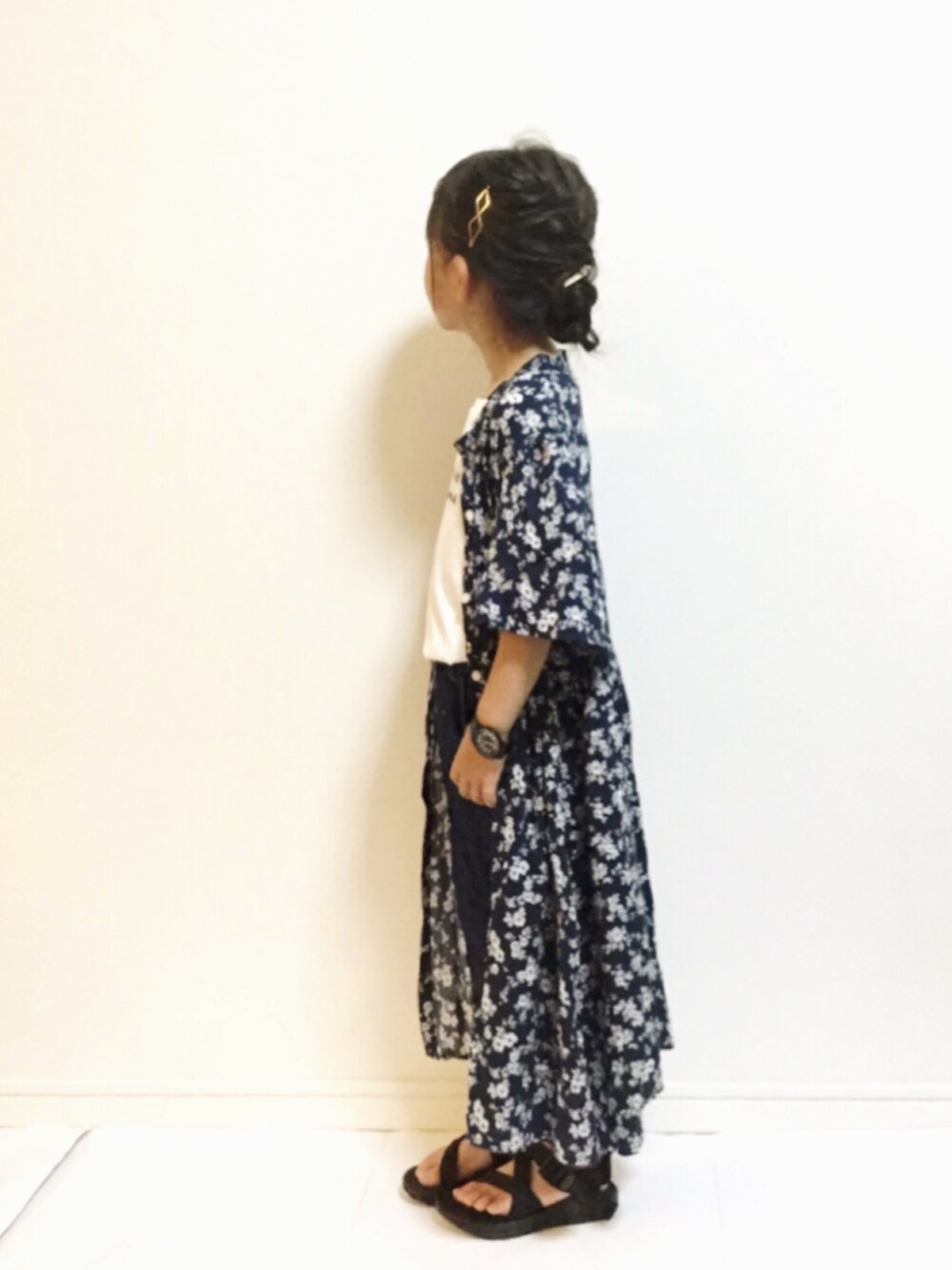 「kids、キッズコーデ、デニム、ガウン、花柄、白Tシャツ、ワンピース」｜「GLOBAL WORKの【キッズ】ガラガウンワンピース半袖/748975（ワンピース、ブルー系）」を使った、kannn さん（キッズ・110cm）の夏コーディネートの1枚目の写真