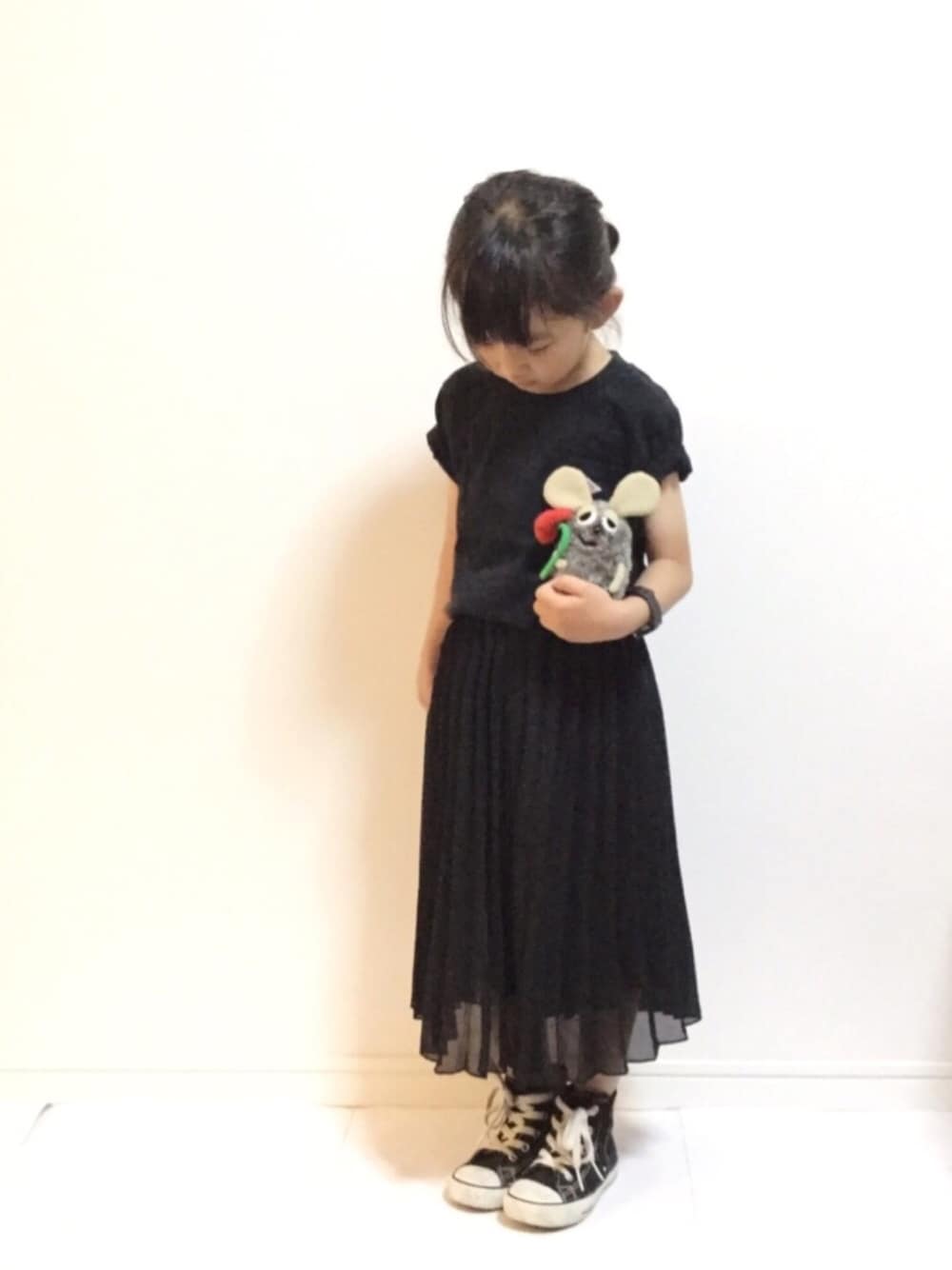 「kids、キッズコーデ、5歳、ブラックコーデ、スニーカー、プチプラ、カジュアルコーデ」｜「GLOBAL WORKの【キッズ】シフォンプリーツロングスカート/738955（スカート、ブラック系）」を使った、kannn さん（キッズ・110cm）の夏コーディネートの1枚目の写真