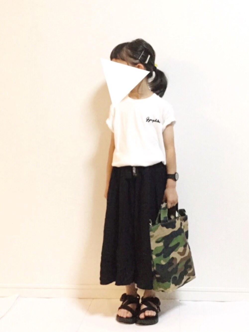「kids、キッズコーデ、Tシャツ、ガウチョパンツ、カモフラ、夏コーデ、スポーツサンダル」｜「GYMPHLEXのクルーネックTシャツ ロゴ　KIDS（Tシャツ/カットソー、ホワイト系）」を使った、kannn さん（キッズ・110cm）の夏コーディネートの1枚目の写真