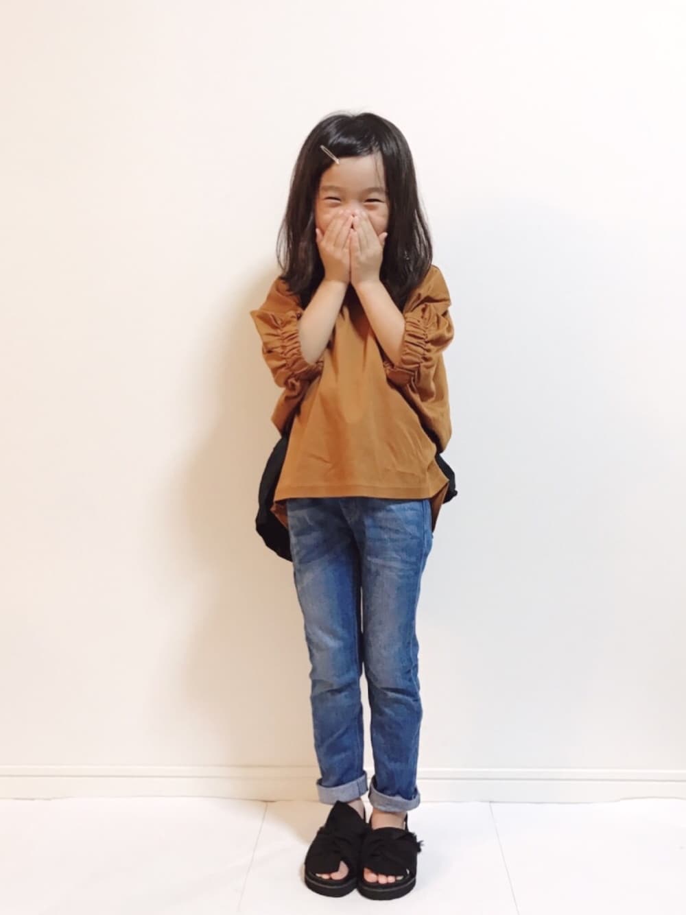 「kids、キッズファッション、シンプル、女の子コーデ、カジュアル、ファーサンダル、リュック」｜「URBAN RESEARCH DOORSのDOORS ギャザースリーブカットソー(KIDS)（Tシャツ/カットソー、イエロー系）」を使った、kannn さん（キッズ・110cm）の夏コーディネートの1枚目の写真