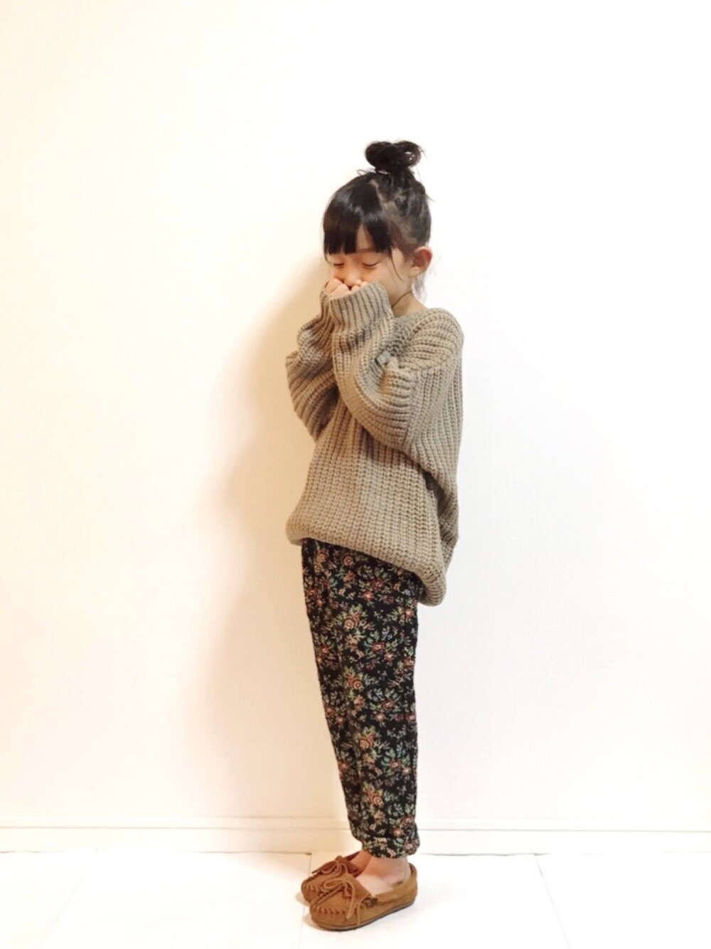 「kids、キッズコーデ、ニット、ビッグシルエット、花柄、女の子、タックパンツ、おだんごヘアー」｜「b・ROOMのビッグシルエット畦編み長袖ニット（ニット/セーター、ベージュ系）」を使った、kannn さん（キッズ・110cm）の秋コーディネートの1枚目の写真