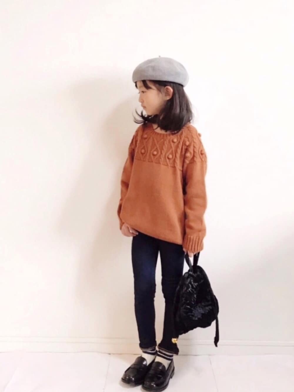 「kids、キッズファッション、冬、女の子、シンプル、デニムパンツ、ニット、ローファー、ロールアップ、ベレー帽」｜「BREEZEのもっとスキニーデニム 10分丈（デニムパンツ、ブルー系）」を使った、kannn さん（キッズ・110cm）の冬コーディネートの1枚目の写真