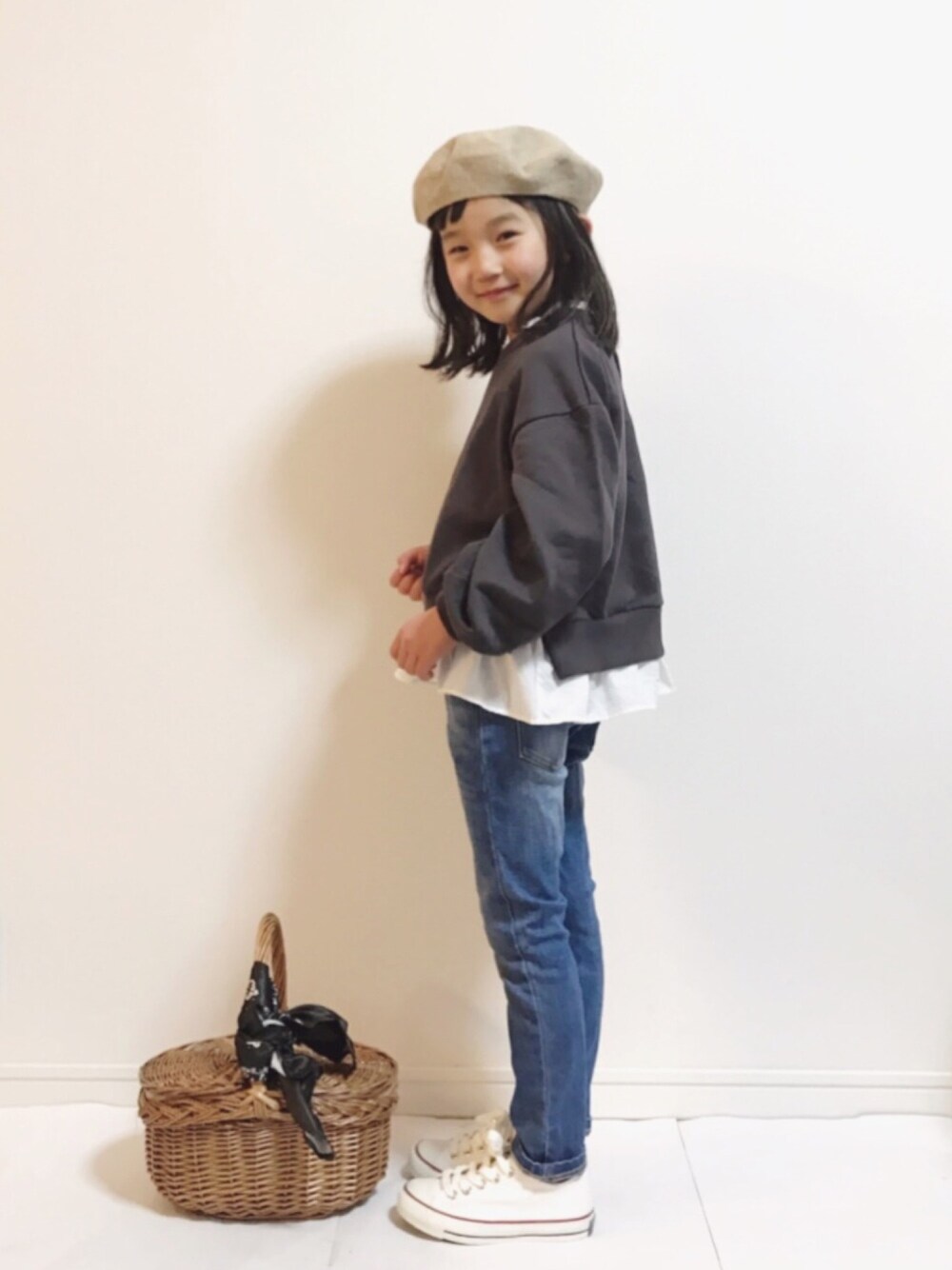 「kids、キッズコーデ、春コーデ、女の子コーデ、ベレー帽、フリル、スウェット、かごバッグ」｜「GLOBAL WORKの【キッズ】フリルネックカットプルオーバー/780656（Tシャツ/カットソー、グレー系）」を使った、kannn さん（キッズ・110cm）の春コーディネートの1枚目の写真