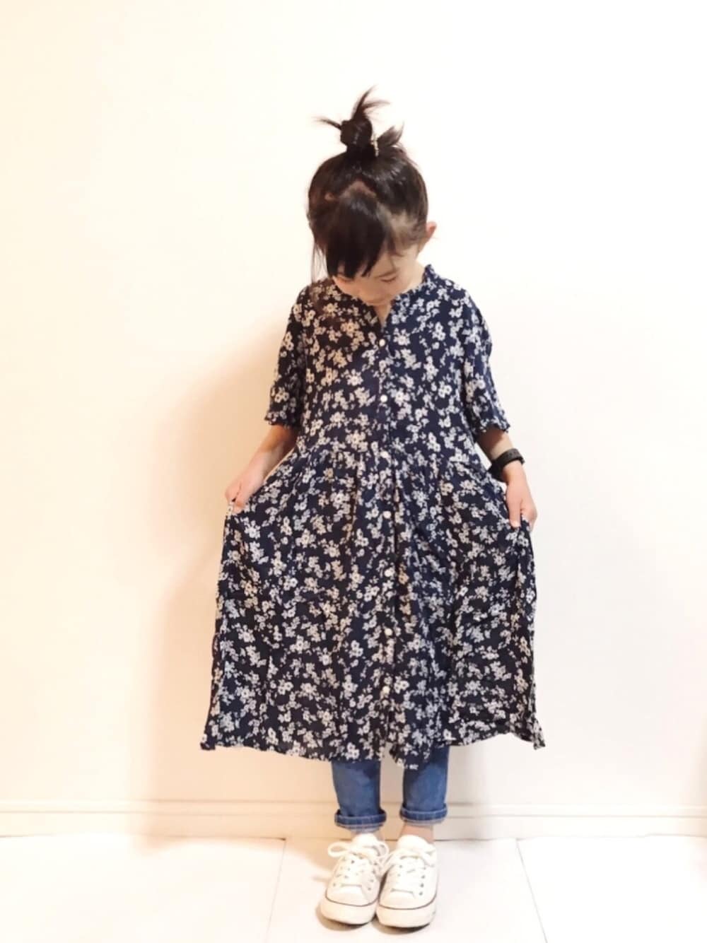 「kids、キッズコーデ、花柄、花柄ワンピース、女の子、converse、春」｜「GLOBAL WORKの【キッズ】ガラガウンワンピース半袖/748975（ワンピース、ブルー系）」を使った、kannn さん（キッズ・110cm）の春コーディネートの1枚目の写真