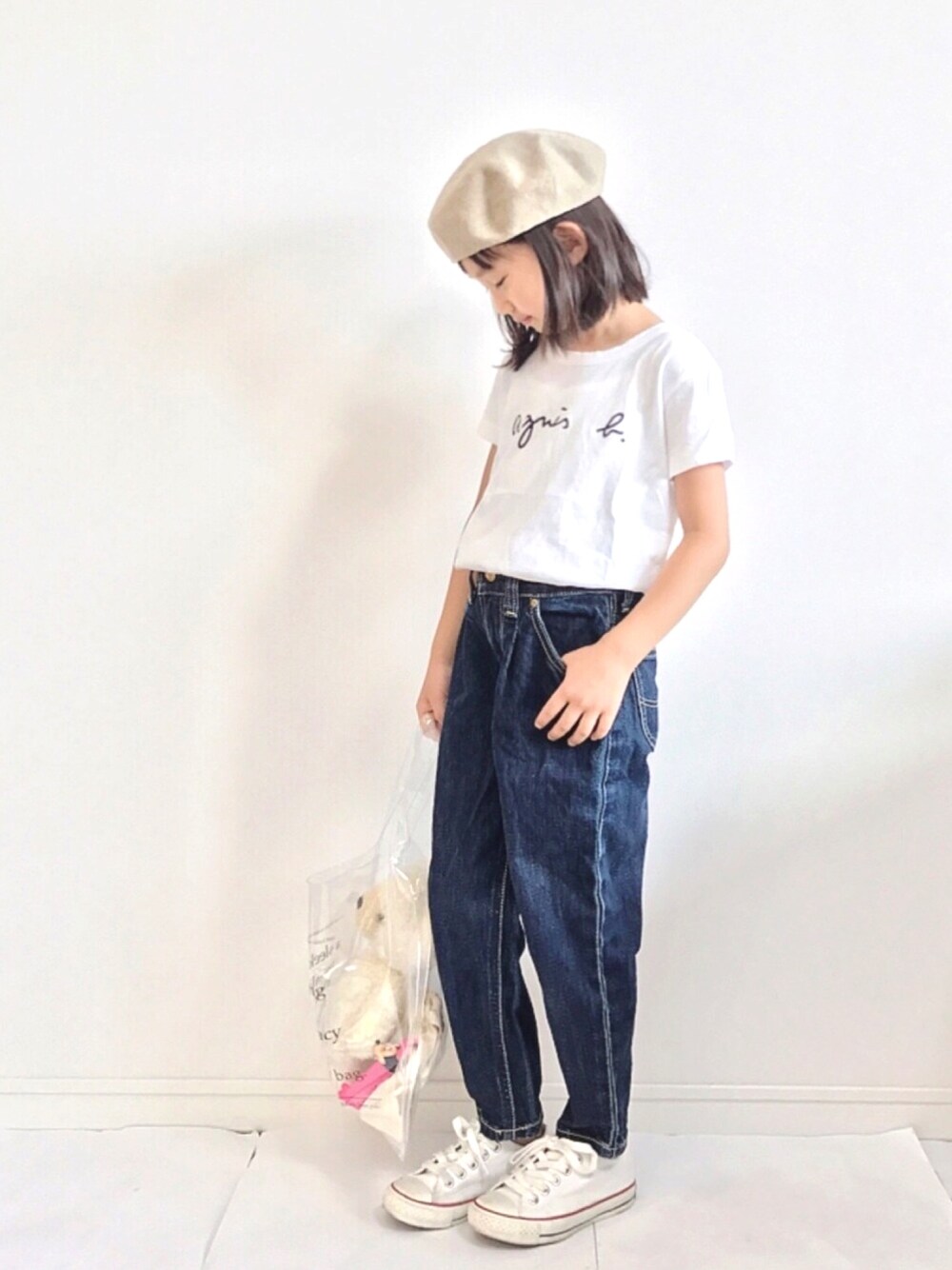 「kids、キッズコーデ、シンプルコーデ、Tシャツ、デニムパンツ、コンバース、ベレー帽」｜「agnes b.のS137 E TS（Tシャツ/カットソー、ホワイト系）」を使った、kannn さん（キッズ・110cm）の秋コーディネートの1枚目の写真